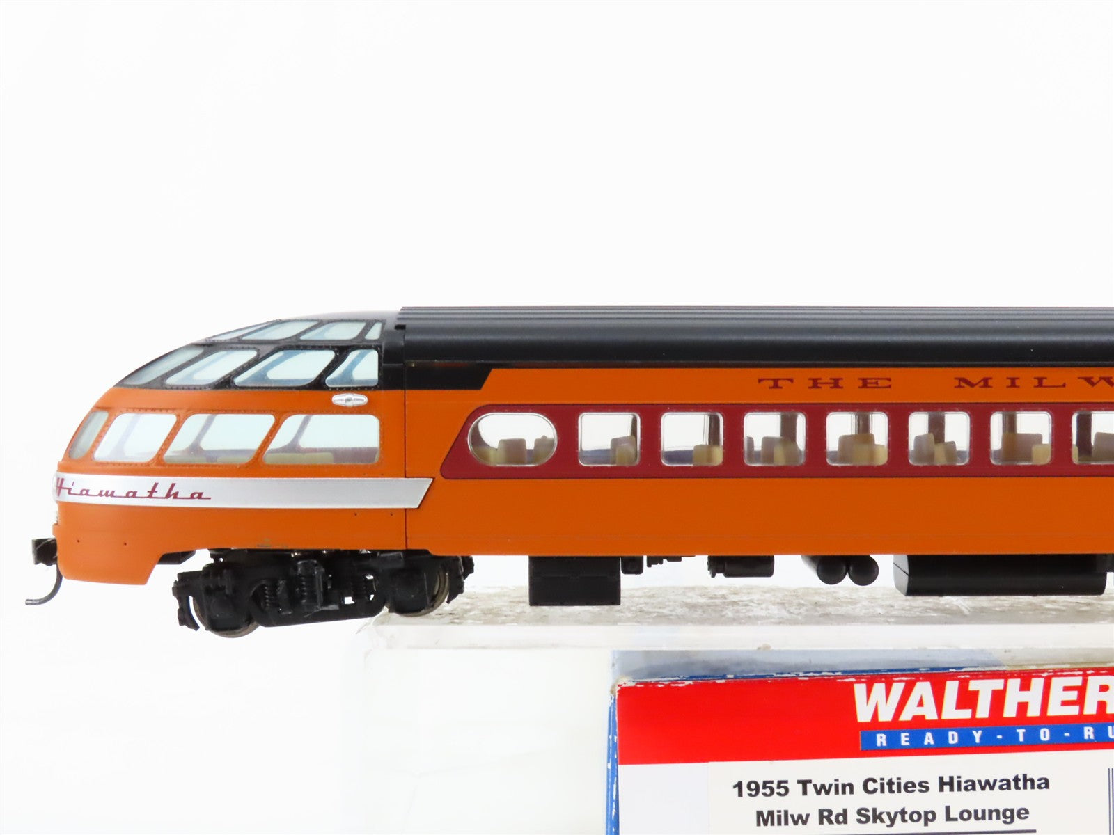 HO Scale Walthers 932-9206 MILW Milwaukee Road Hiawatha Skytop Lounge Passenger