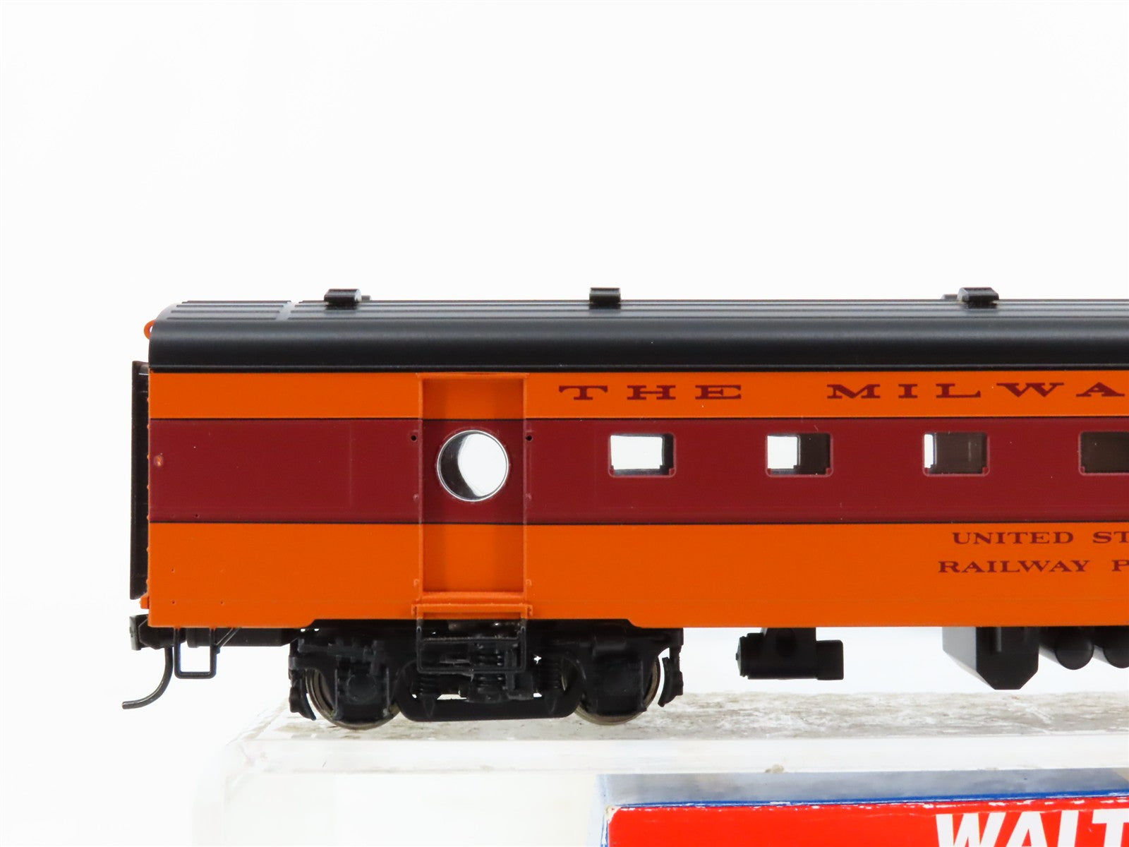 HO Scale Walthers 932-9201 MILW Milwaukee Road Hiawatha RPO Passenger Car