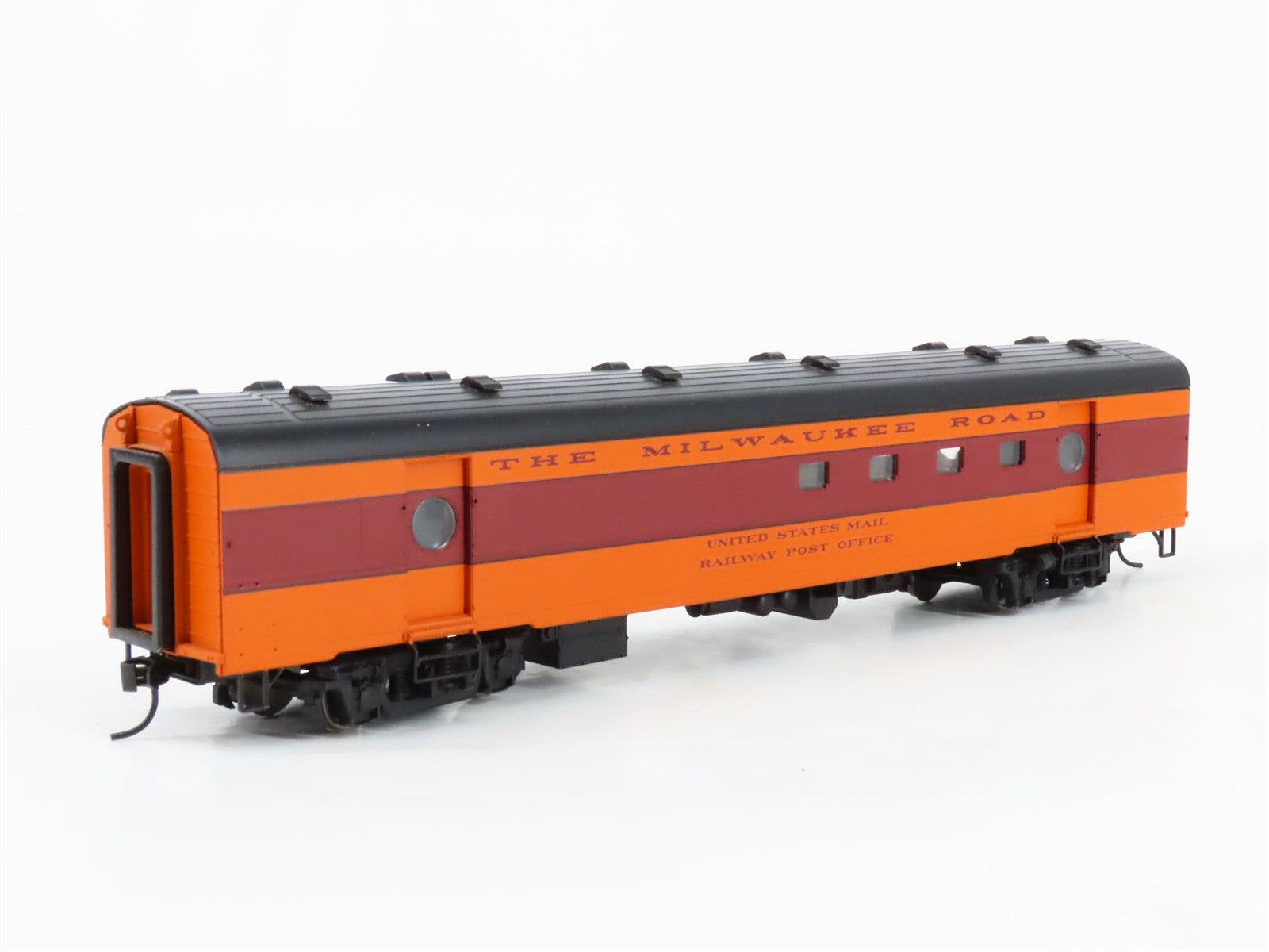 HO Scale Walthers 932-9201 MILW Milwaukee Road Hiawatha RPO Passenger Car