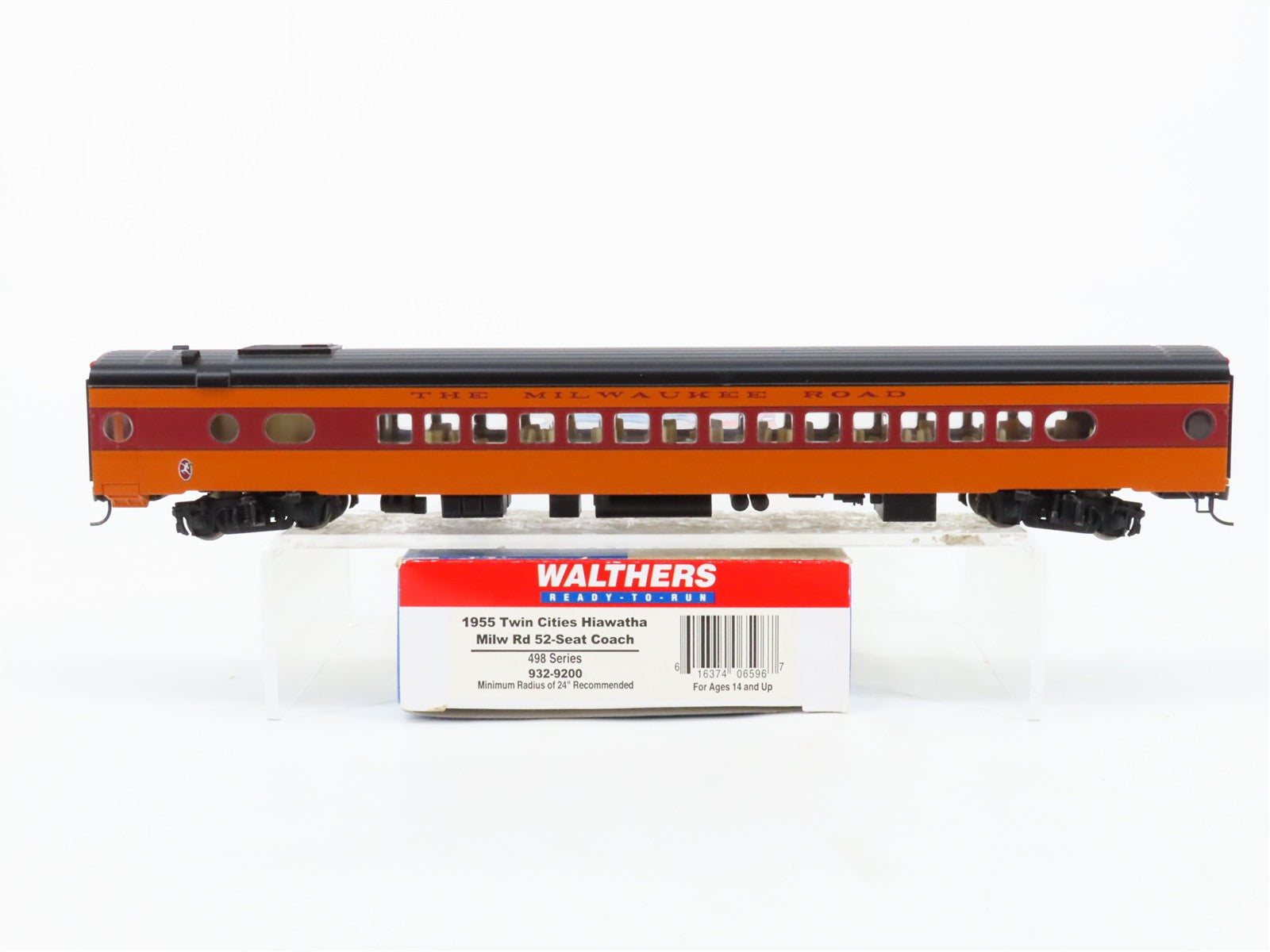 HO Scale Walthers 932-9200 MILW Milwaukee Road Hiawatha 52-Seat Coach Passenger