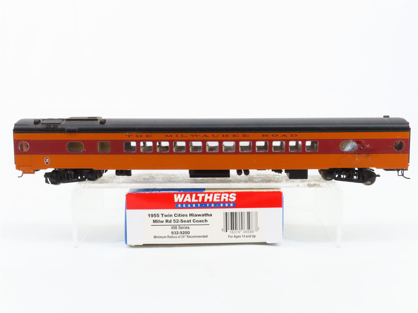 HO Scale Walthers 932-9200 MILW Milwaukee Road Hiawatha 52-Seat Coach Passenger