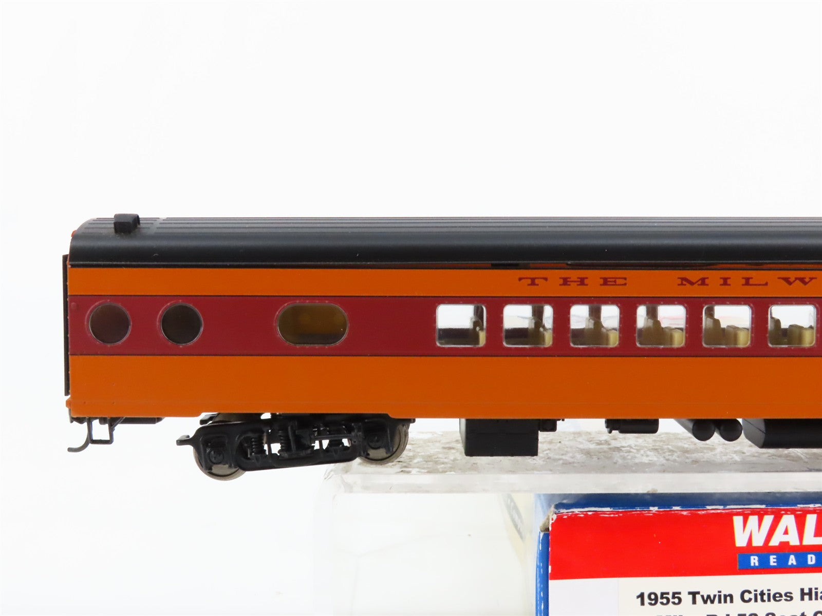 HO Scale Walthers 932-9200 MILW Milwaukee Road Hiawatha 52-Seat Coach Passenger