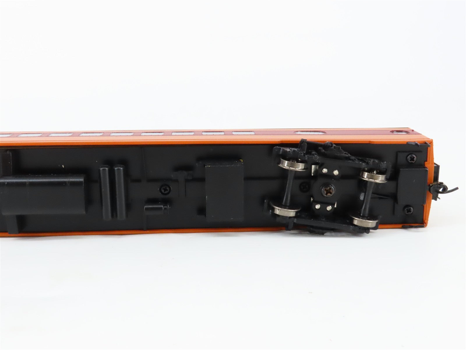 HO Scale Walthers 932-9200 MILW Milwaukee Road Hiawatha 52-Seat Coach Passenger