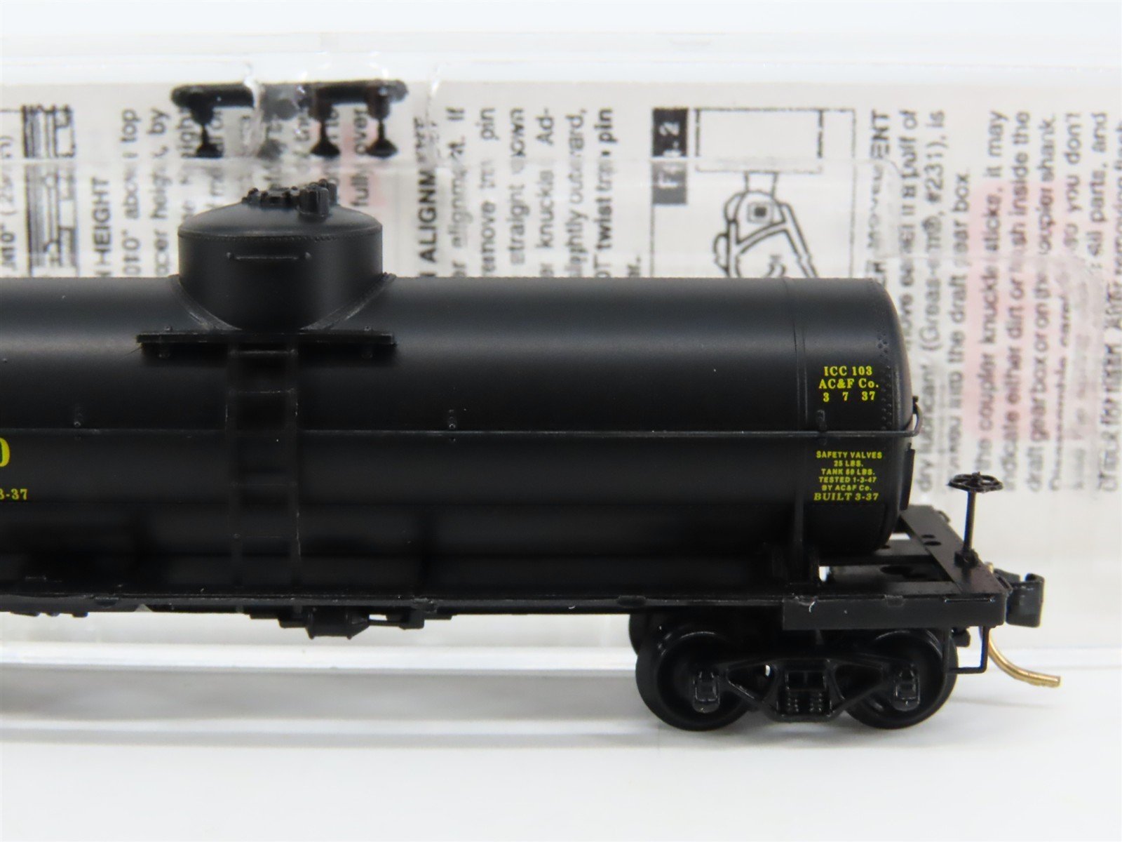 N Scale Micro-Trains 65060 UTLX Union Tank Car Co. 39' Tank Car 8530 RTR