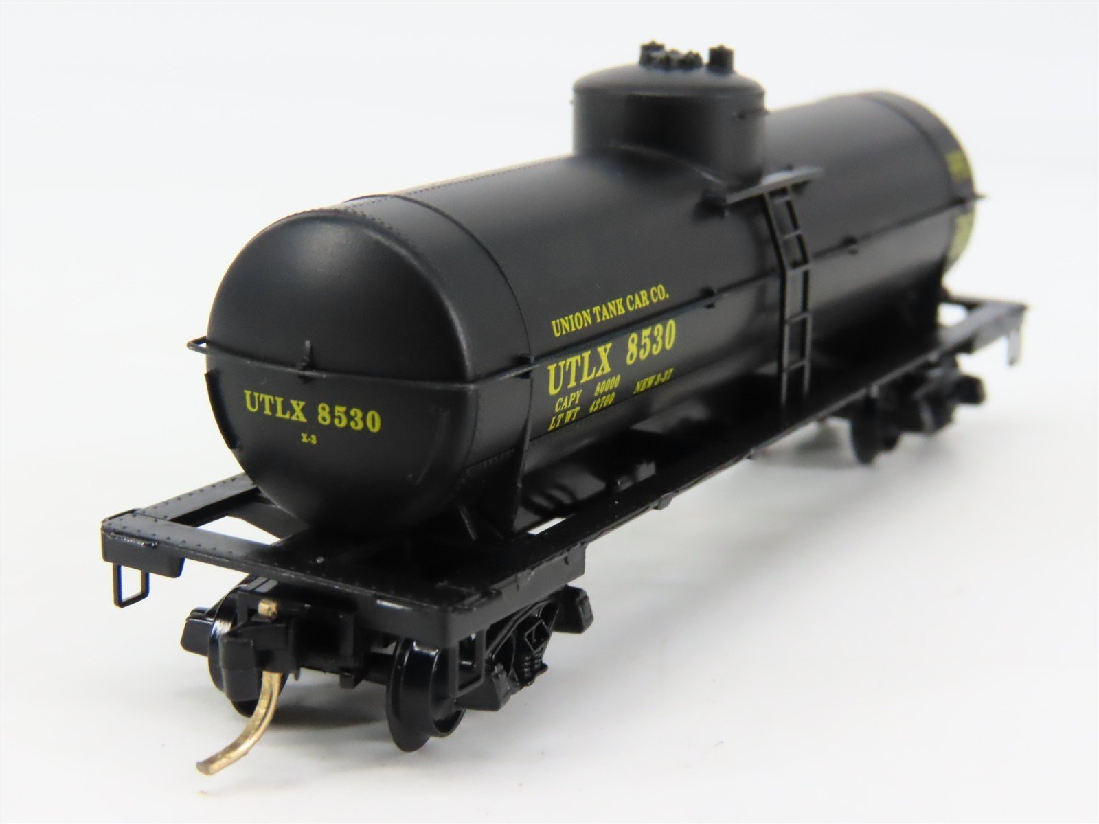 N Scale Micro-Trains 65060 UTLX Union Tank Car Co. 39' Tank Car 8530 RTR