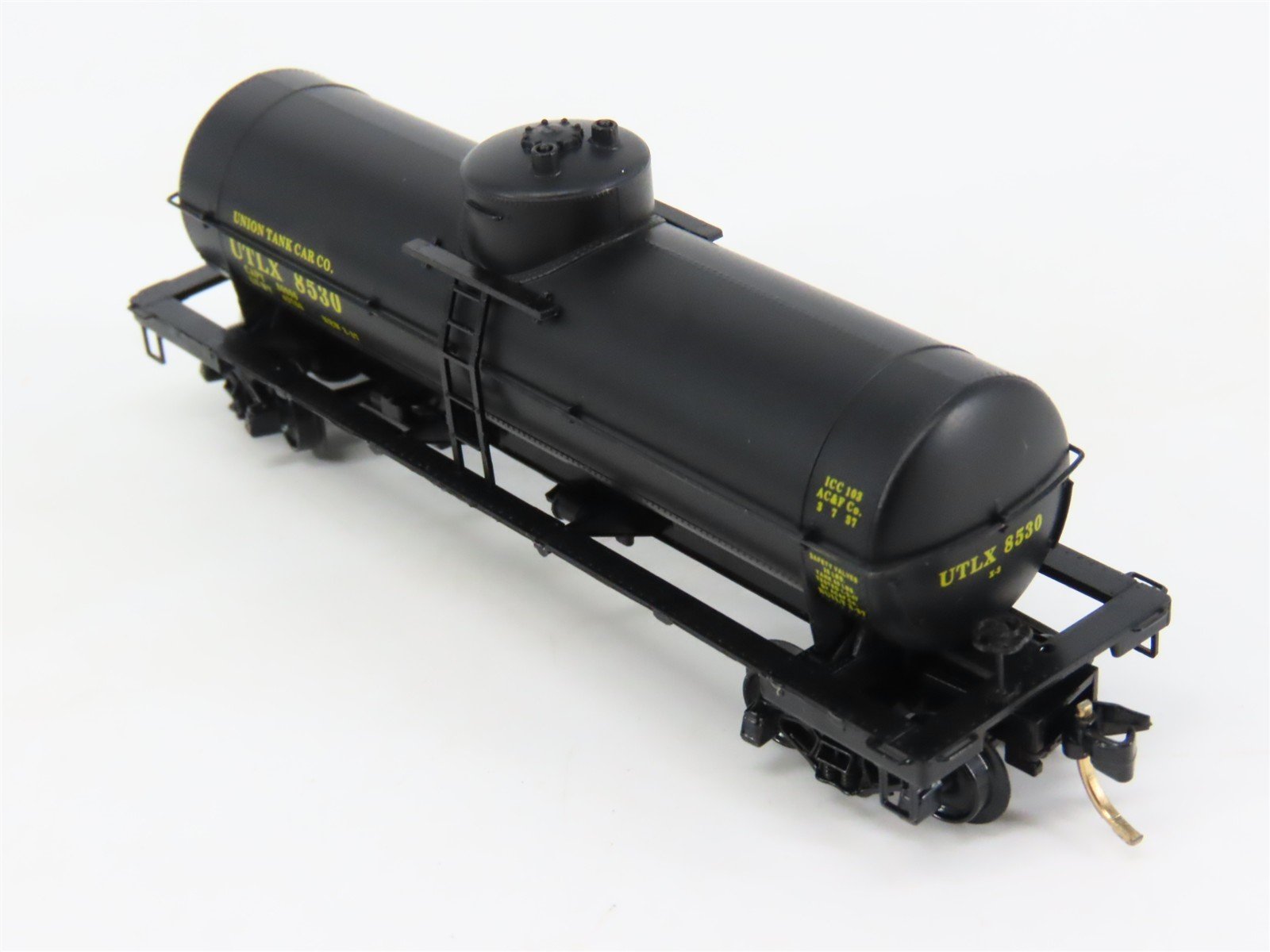 N Scale Micro-Trains 65060 UTLX Union Tank Car Co. 39' Tank Car 8530 RTR