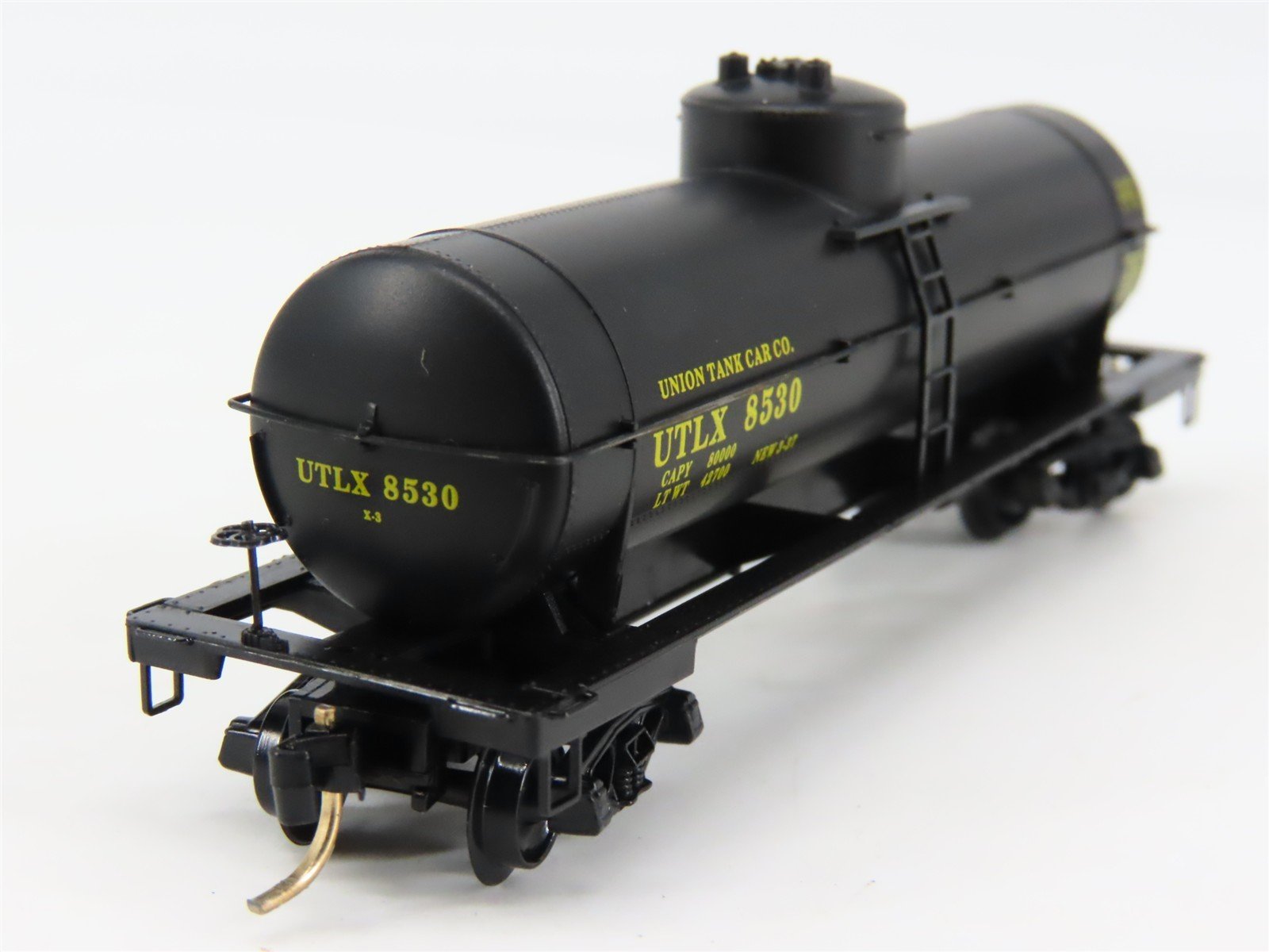 N Scale Micro-Trains 65060 UTLX Union Tank Car Co. 39' Tank Car 8530 RTR