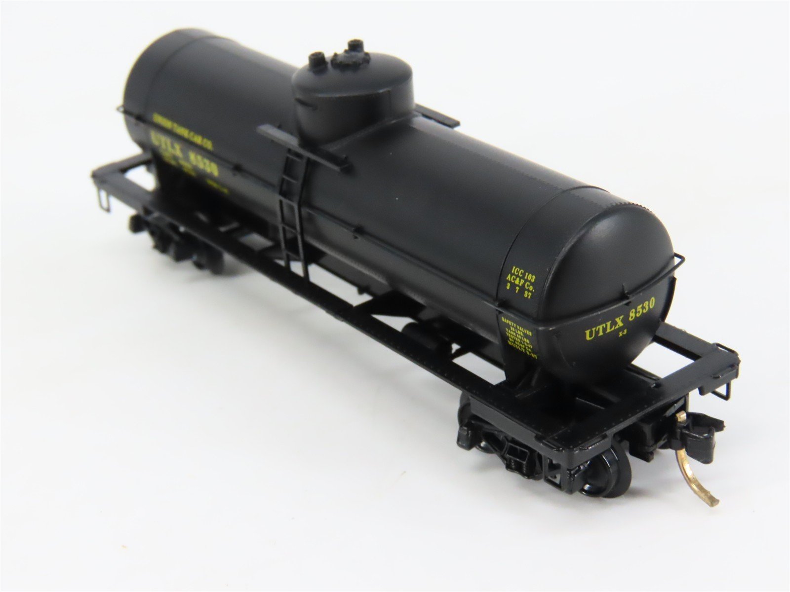 N Scale Micro-Trains 65060 UTLX Union Tank Car Co. 39' Tank Car 8530 RTR