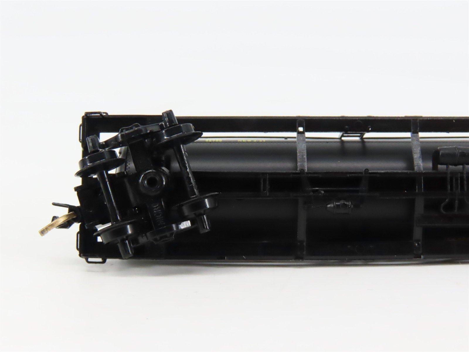 N Scale Micro-Trains 65060 UTLX Union Tank Car Co. 39' Tank Car 8530 RTR
