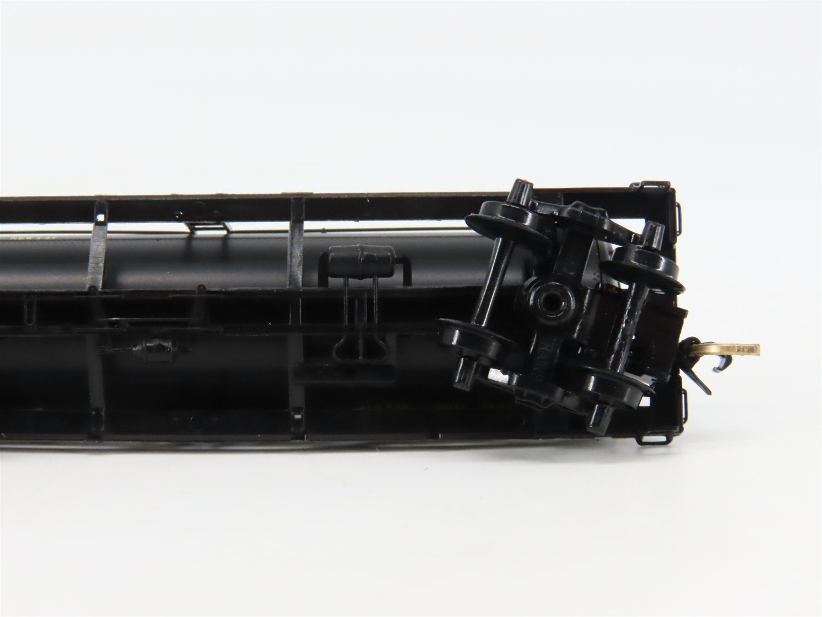 N Scale Micro-Trains 65060 UTLX Union Tank Car Co. 39' Tank Car 8530 RTR