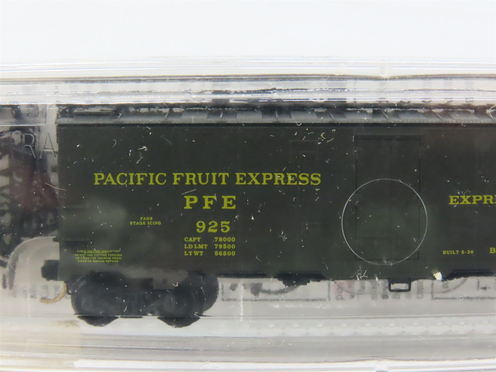 N Scale Micro-Trains 59510 PFE Pacific Fruit Express 40' Reefer 925 RTR