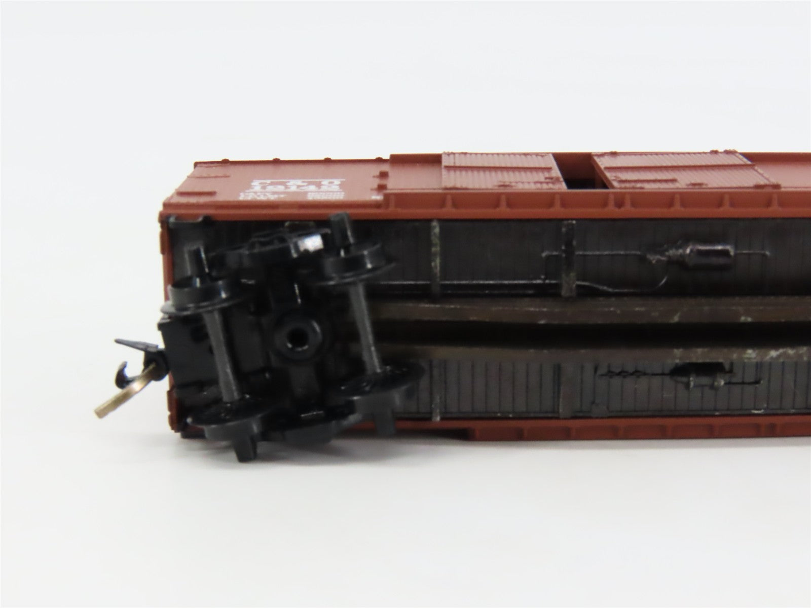 N Scale Micro-Trains 43070 C&O Chesapeake & Ohio 40' Box Car 12142 RTR