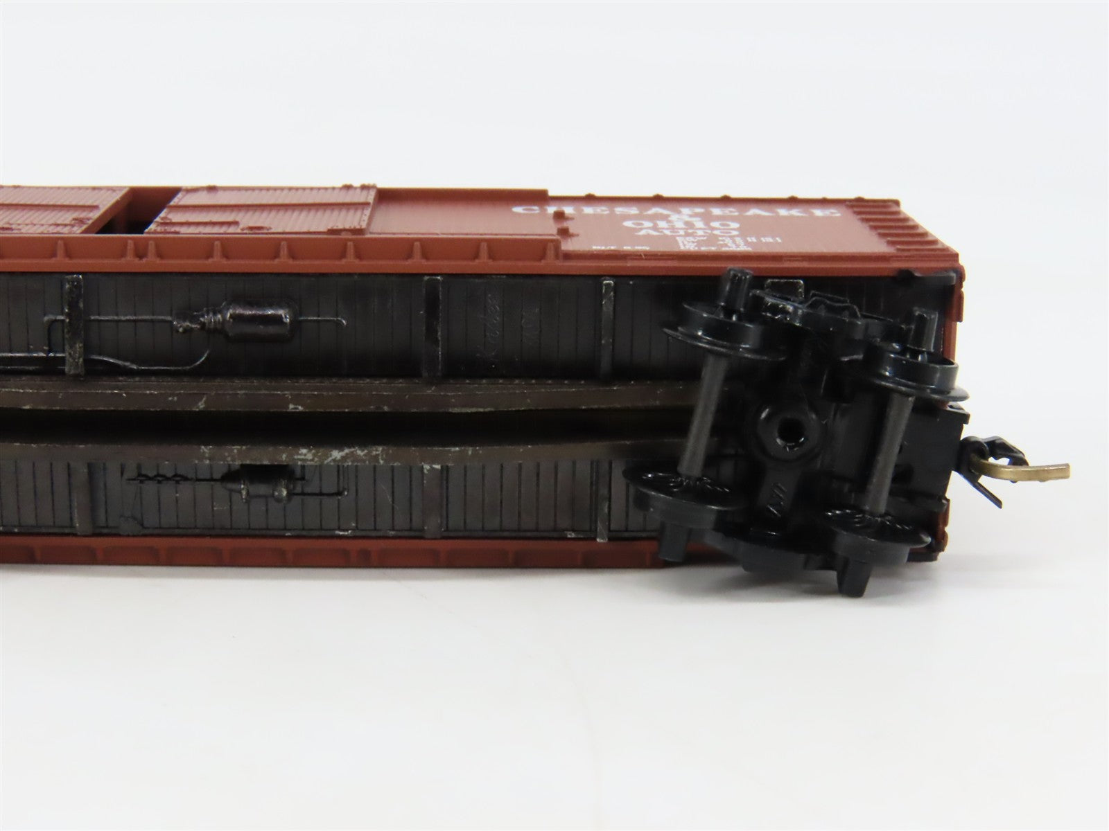 N Scale Micro-Trains 43070 C&O Chesapeake & Ohio 40' Box Car 12142 RTR