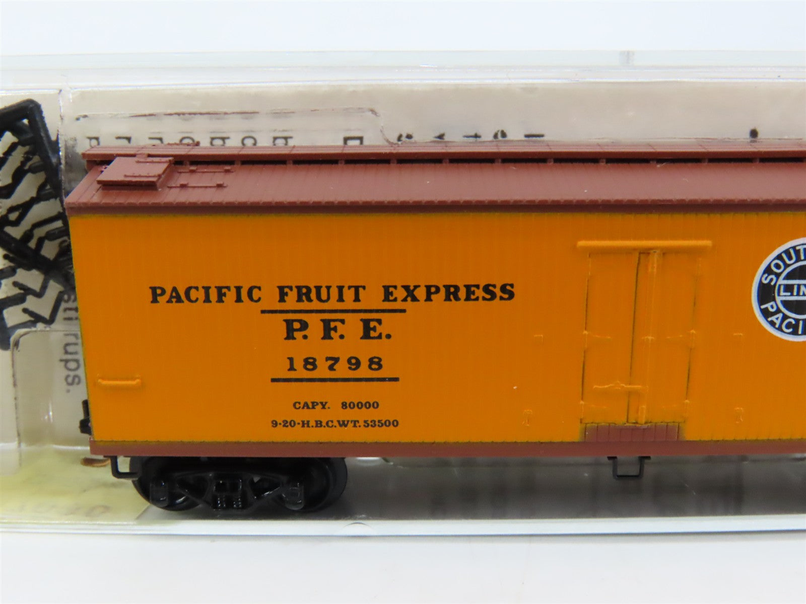 N Scale Micro-Trains 47060 Pacific Fruit Express 40' Wood-Sheathed Reefer RTR