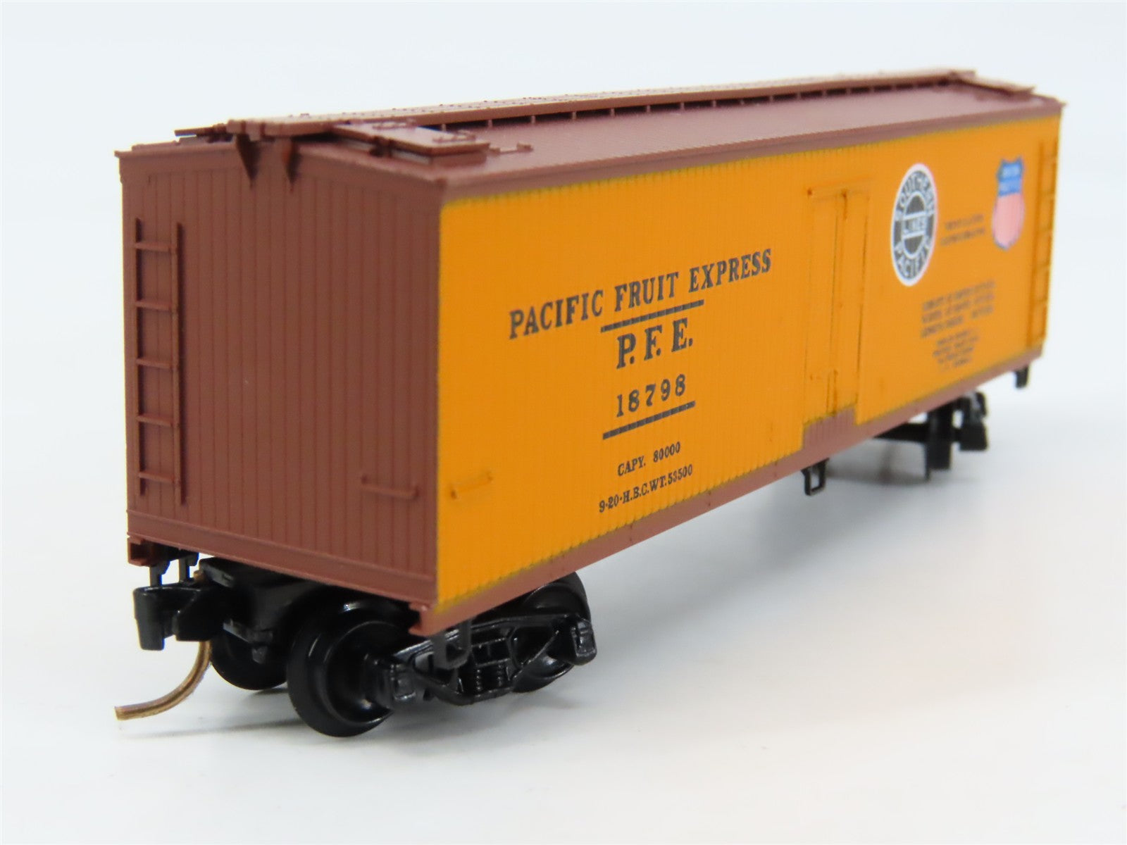 N Scale Micro-Trains 47060 Pacific Fruit Express 40' Wood-Sheathed Reefer RTR
