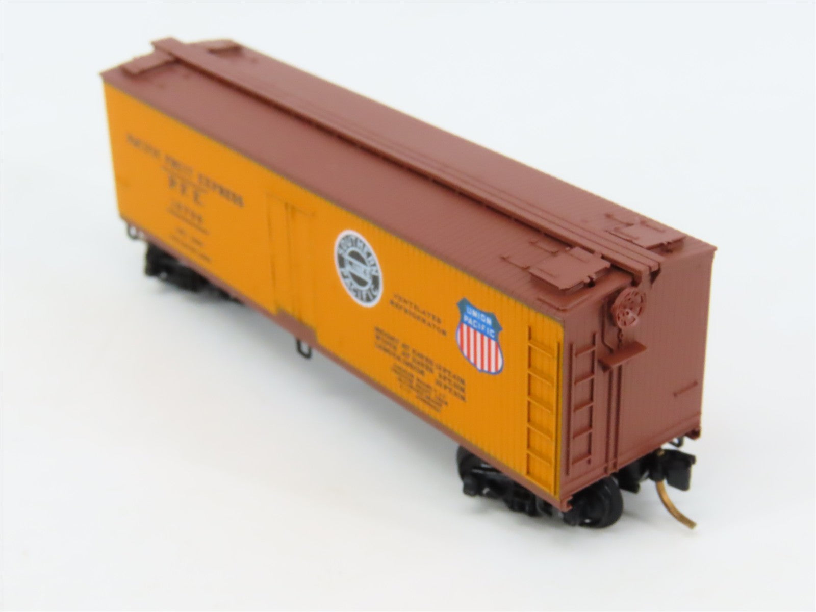 N Scale Micro-Trains 47060 Pacific Fruit Express 40' Wood-Sheathed Reefer RTR