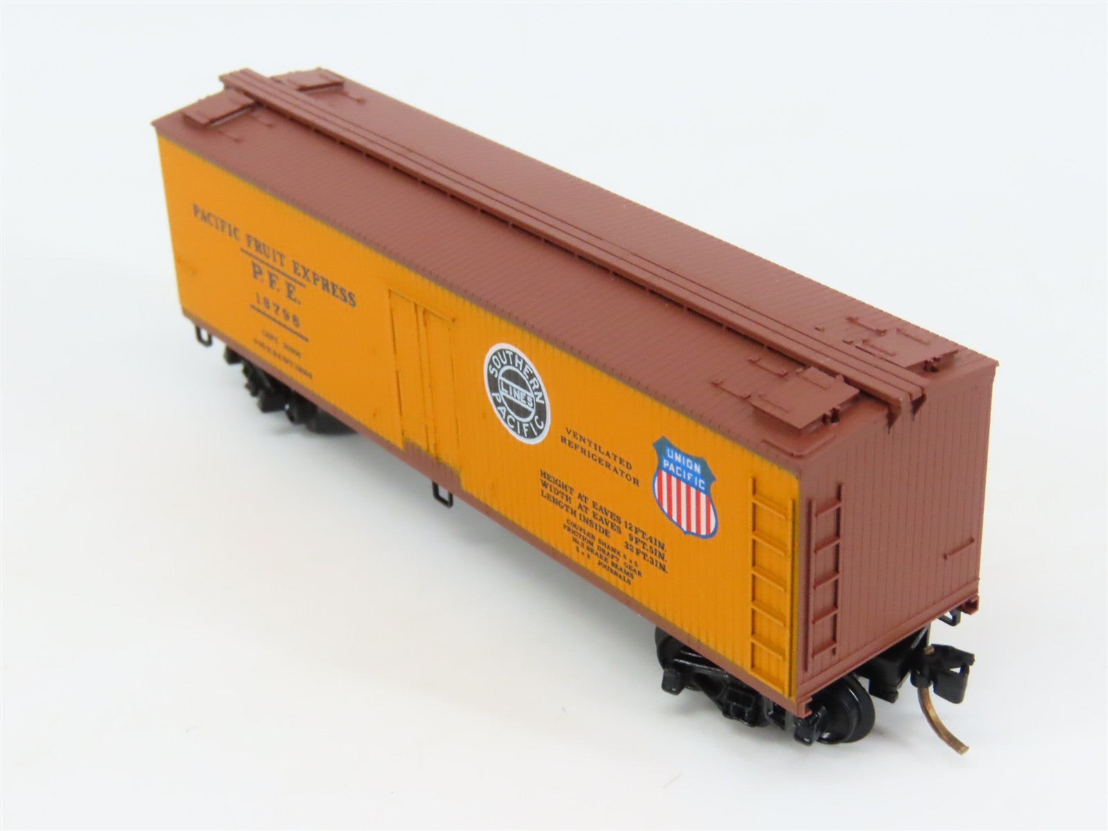 N Scale Micro-Trains 47060 Pacific Fruit Express 40' Wood-Sheathed Reefer RTR