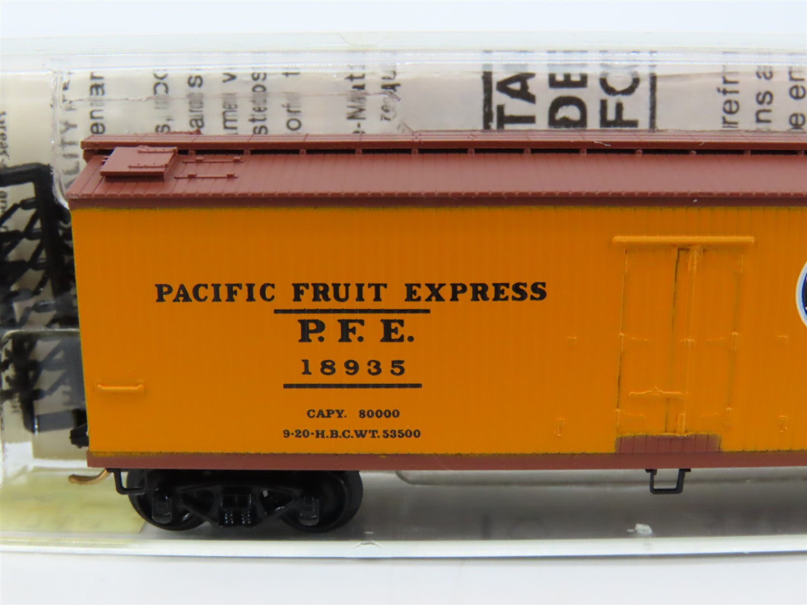 N Scale Micro-Trains 47060 Pacific Fruit Express 40' Wood-Sheathed Reefer RTR