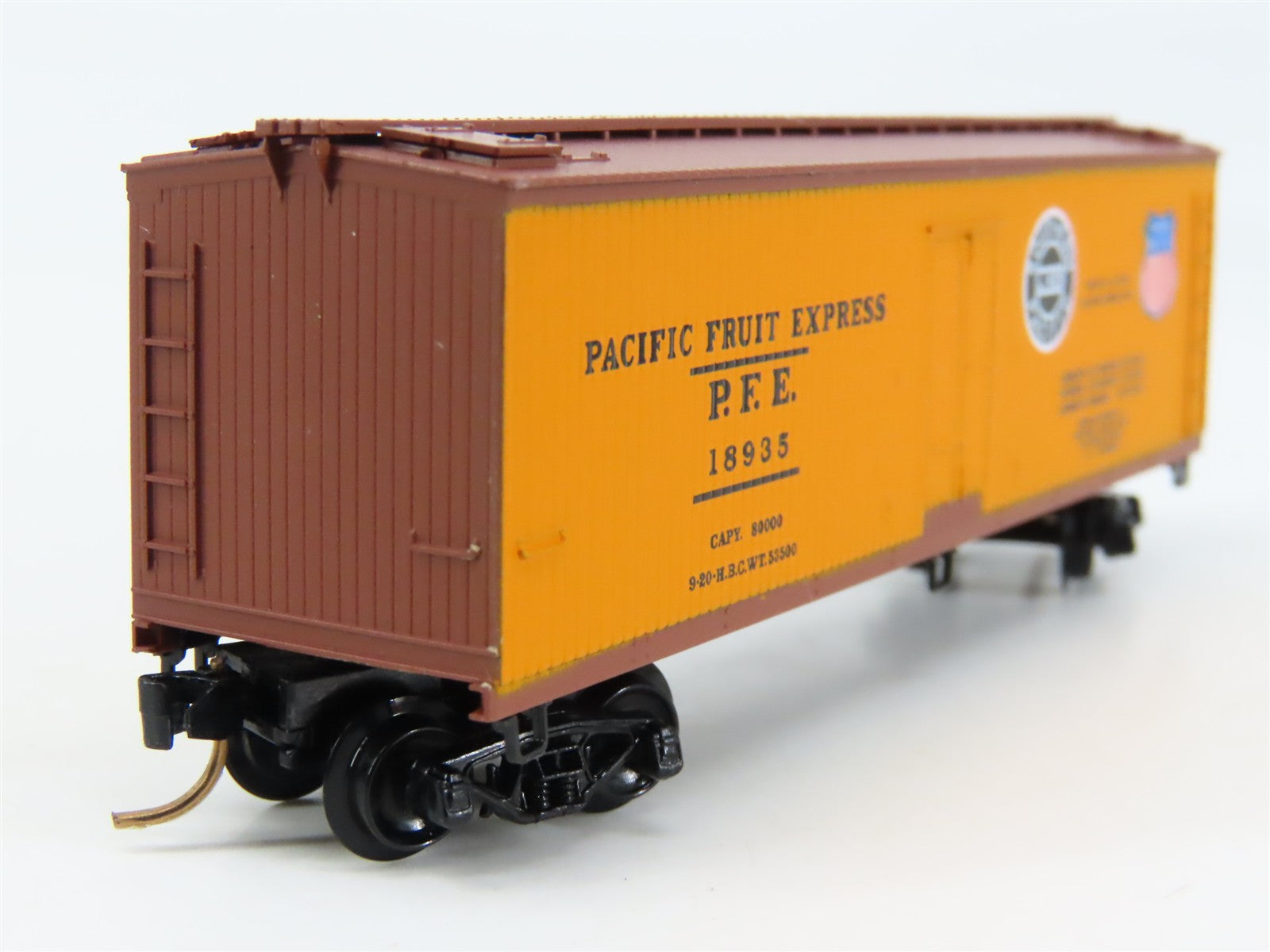 N Scale Micro-Trains 47060 Pacific Fruit Express 40' Wood-Sheathed Reefer RTR