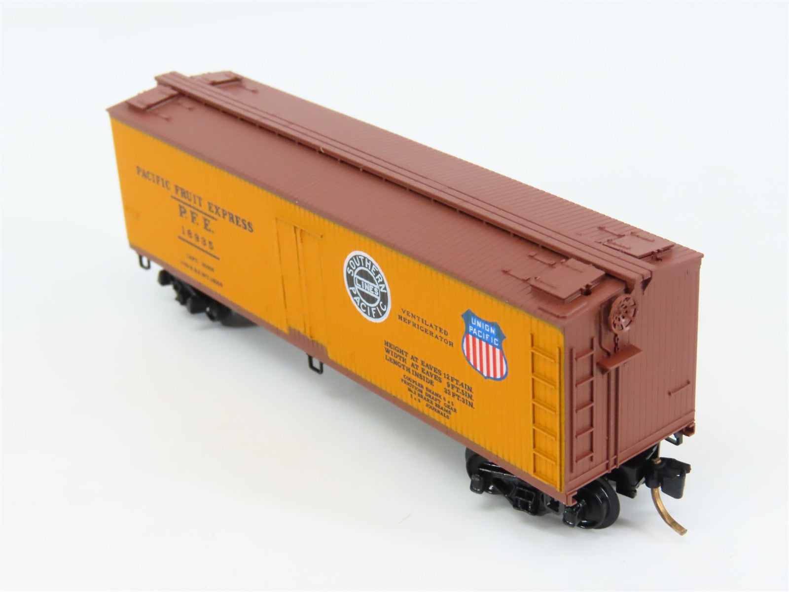 N Scale Micro-Trains 47060 Pacific Fruit Express 40' Wood-Sheathed Reefer RTR