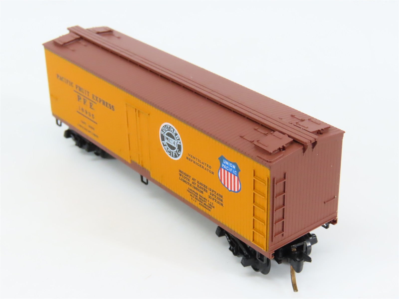 N Scale Micro-Trains 47060 Pacific Fruit Express 40' Wood-Sheathed Reefer RTR