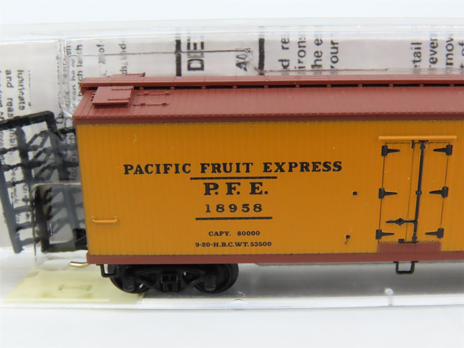 N Scale Micro-Trains 47060 PFE Pacific Fruit Express 40' Reefer 18958 RTR