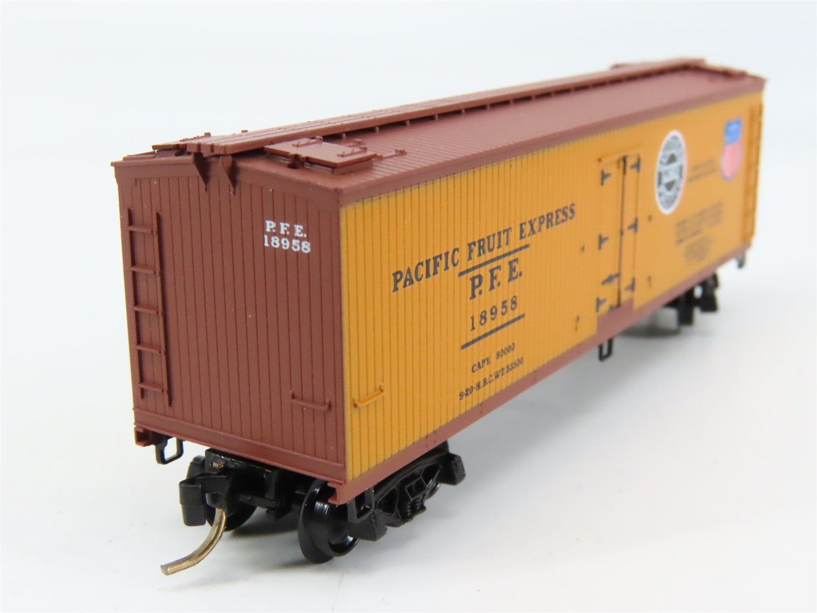 N Scale Micro-Trains 47060 PFE Pacific Fruit Express 40' Reefer 18958 RTR