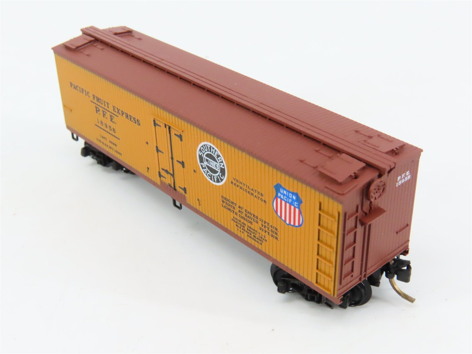 N Scale Micro-Trains 47060 PFE Pacific Fruit Express 40' Reefer 18958 RTR