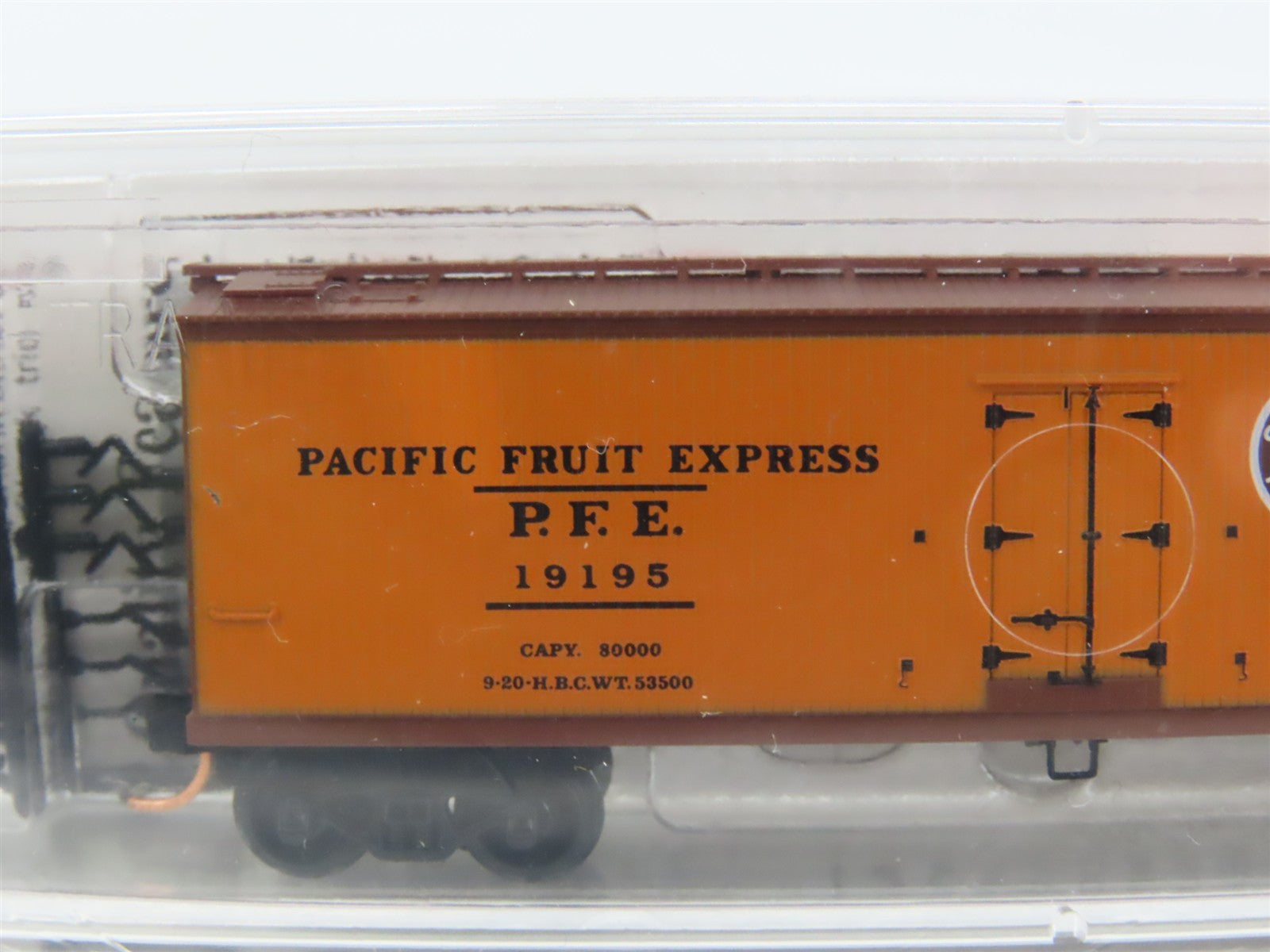 N Scale Micro-Trains 47060 PFE Pacific Fruit Express 40' Reefer 19195 RTR