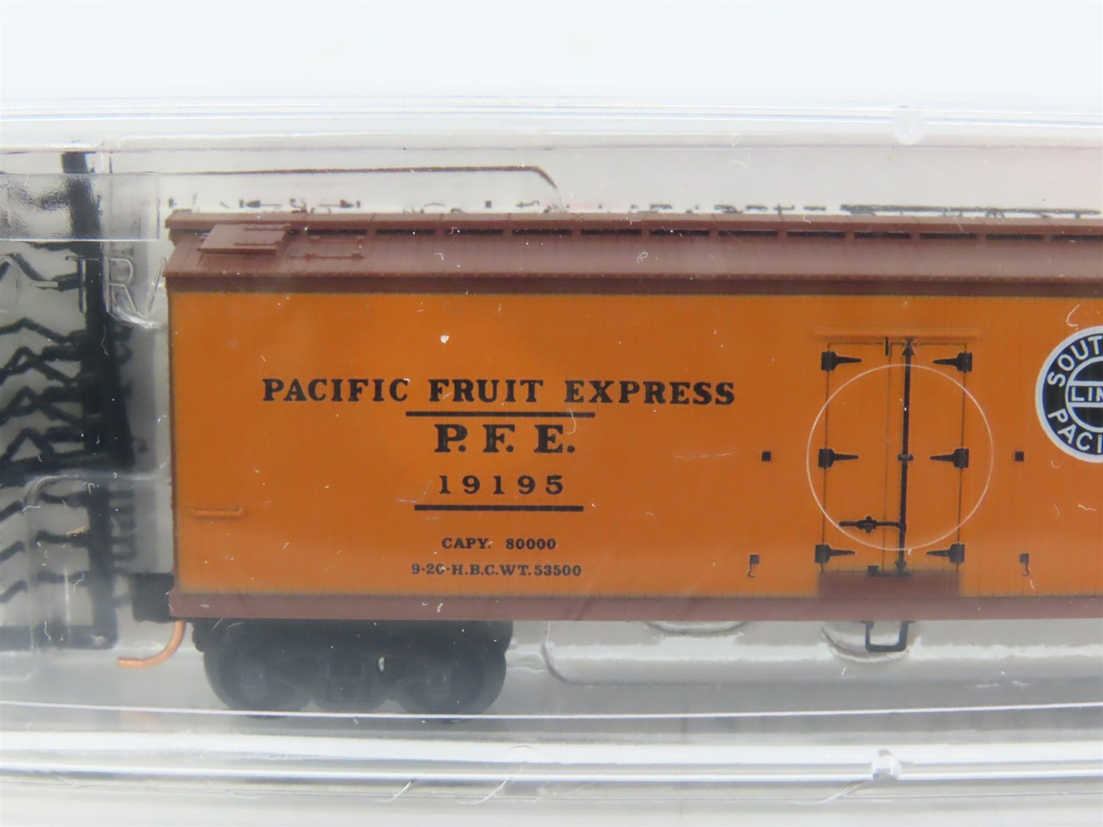 N Scale Micro-Trains 47060 PFE Pacific Fruit Express 40' Reefer 19195 RTR