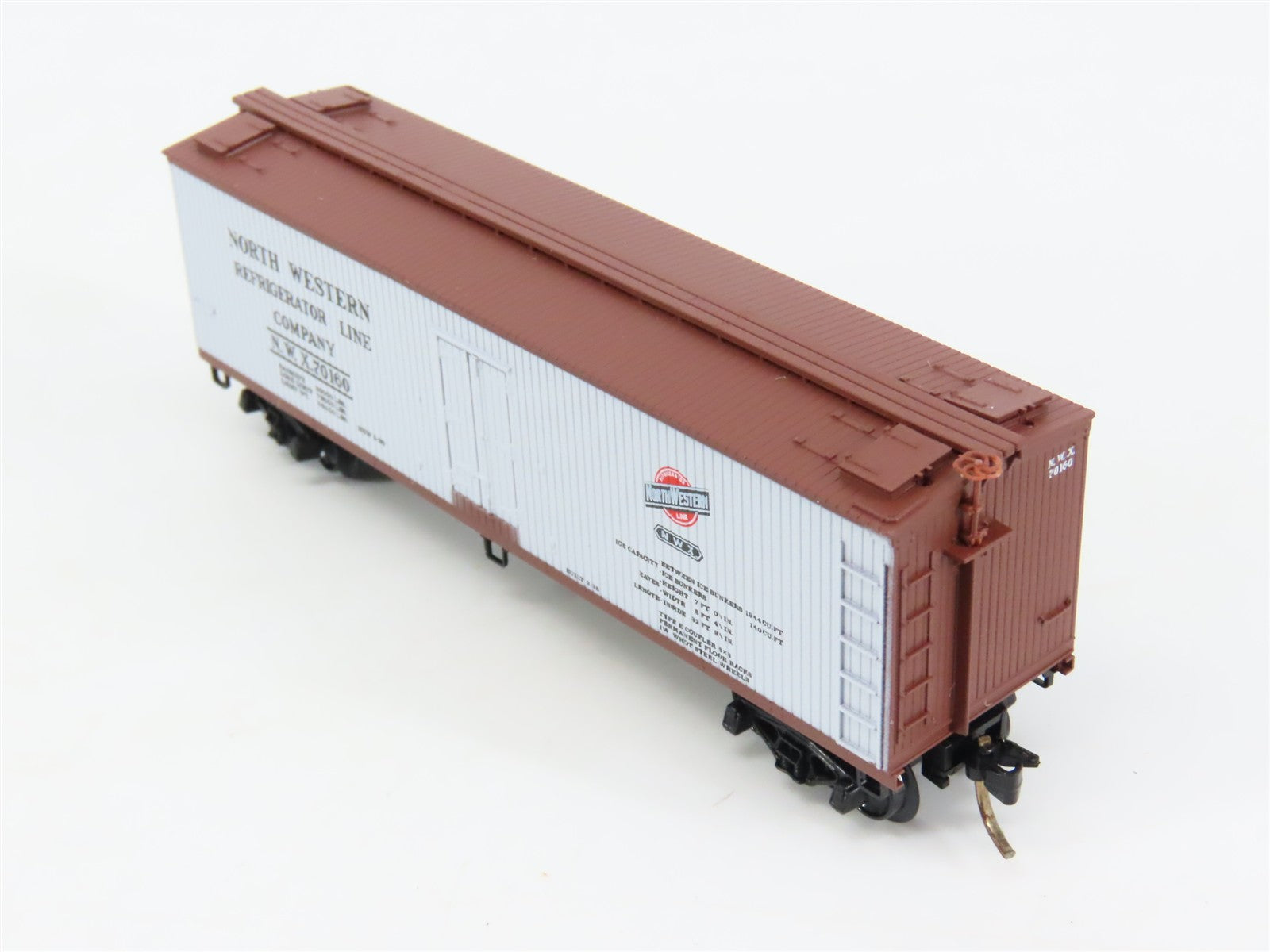N Scale Micro-Trains 49170 North Western Refrigerator Line 40' Reefer RTR