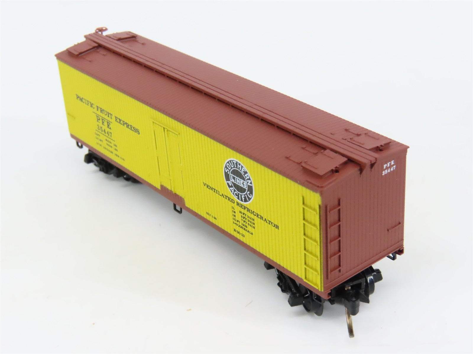 N Scale Micro-Trains 49180 SP Southern Pacific 40' Dbl. Sheathed-Wood Reefer RTR