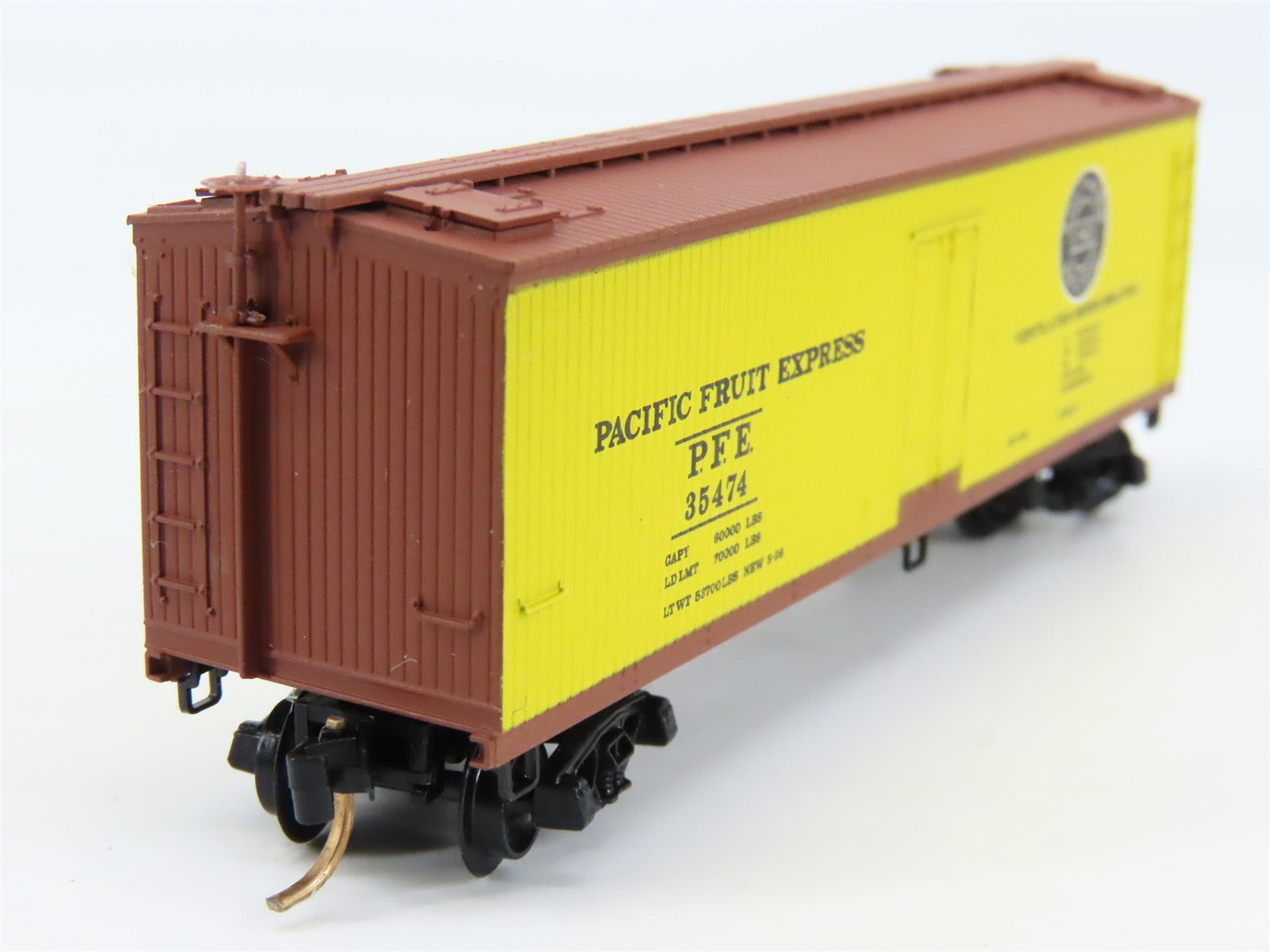 N Scale Micro-Trains 49180 Pacific Fruit Express 40' Wood-Sheathed Reefer RTR