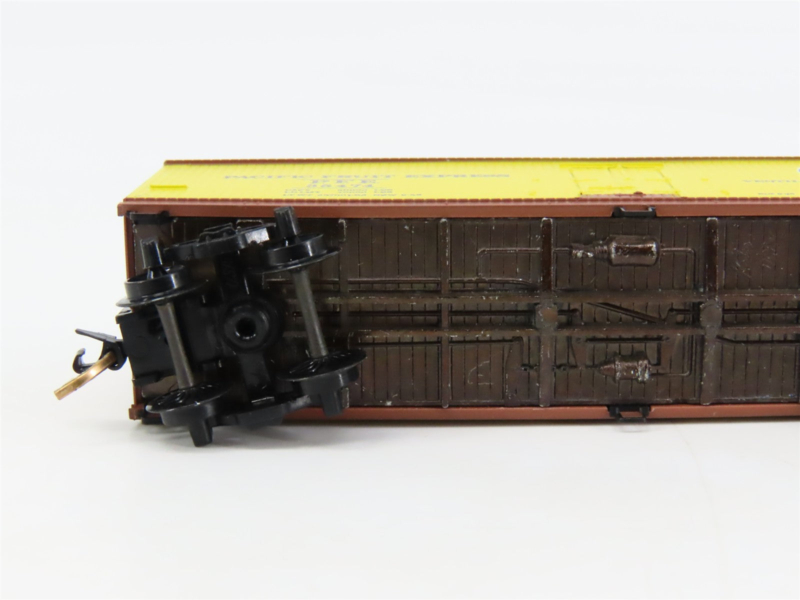 N Scale Micro-Trains 49180 Pacific Fruit Express 40' Wood-Sheathed Reefer RTR