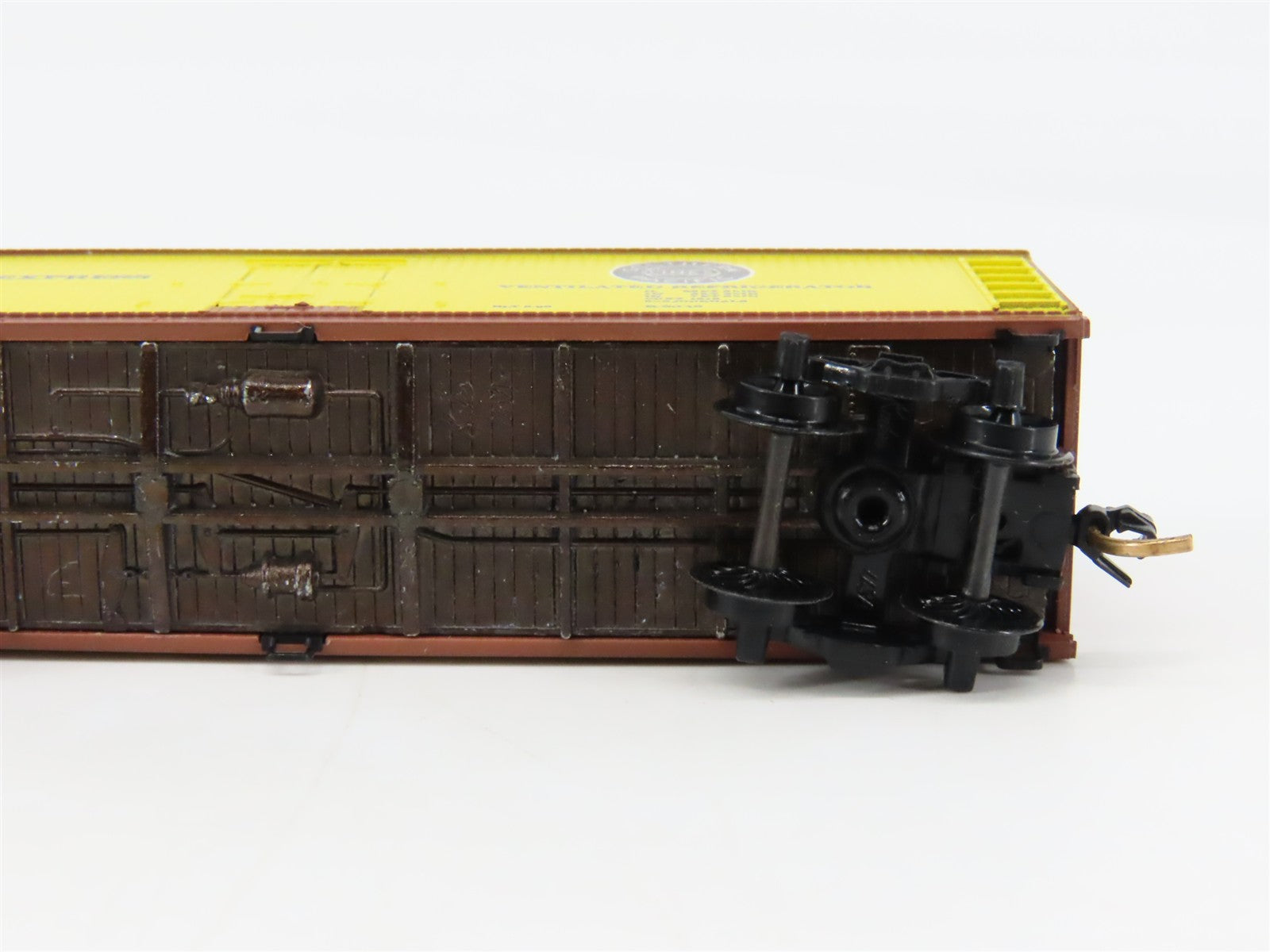 N Scale Micro-Trains 49180 Pacific Fruit Express 40' Wood-Sheathed Reefer RTR