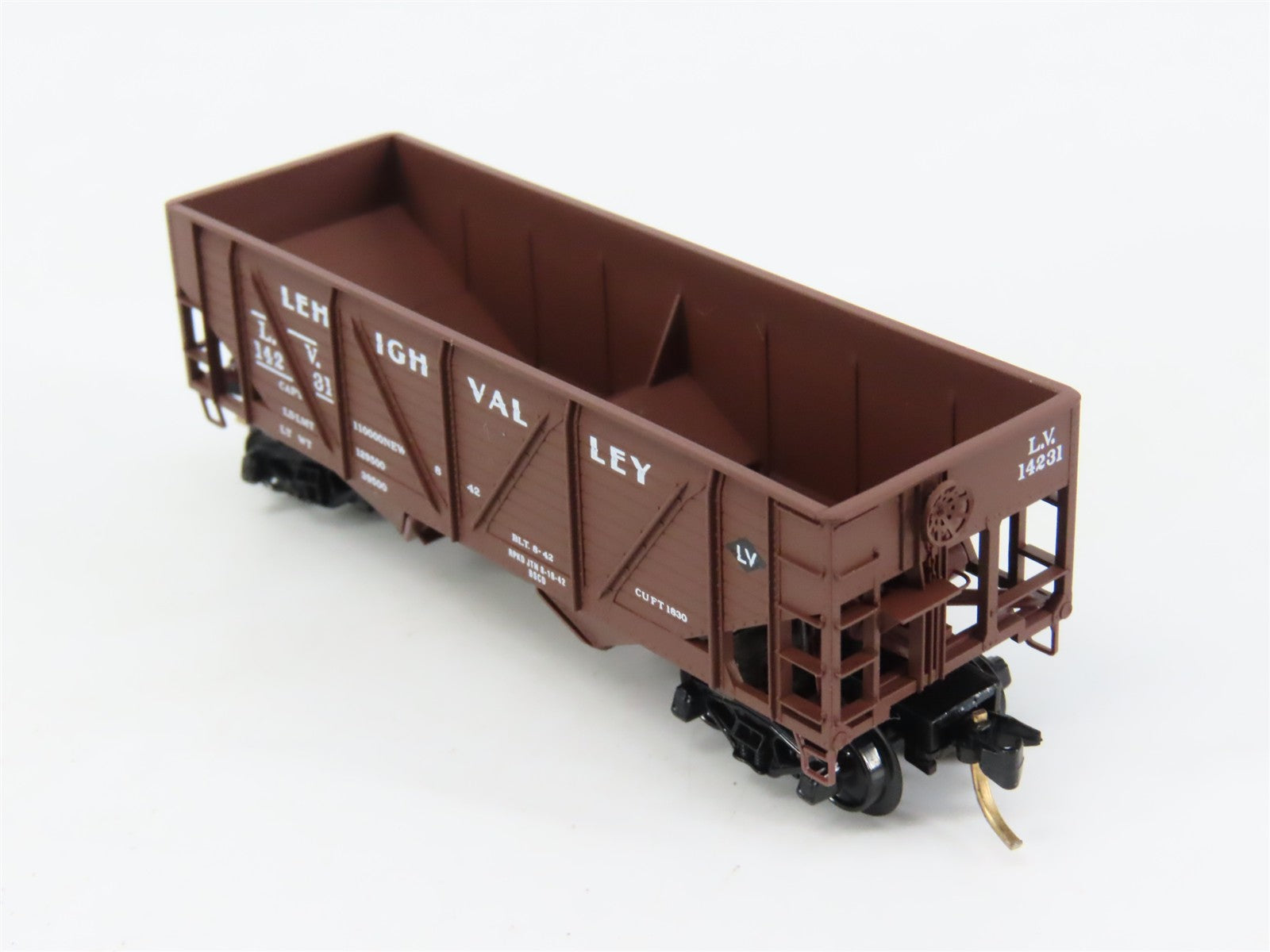 N Scale Micro-Trains 57030 LV Lehigh Valley 33' 2-Bay Hopper 14231 RTR