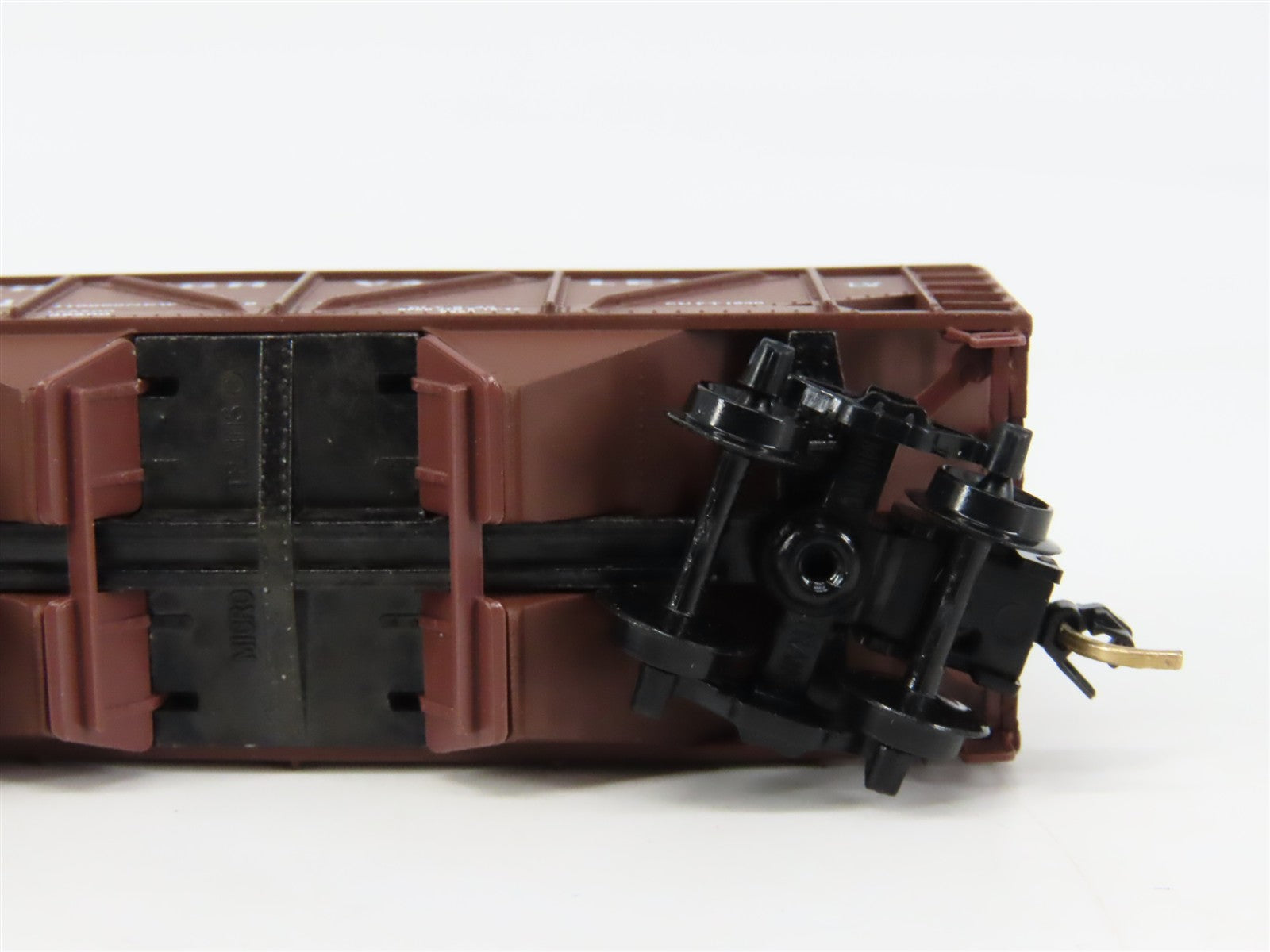 N Scale Micro-Trains 57030 LV Lehigh Valley 33' 2-Bay Hopper 14231 RTR