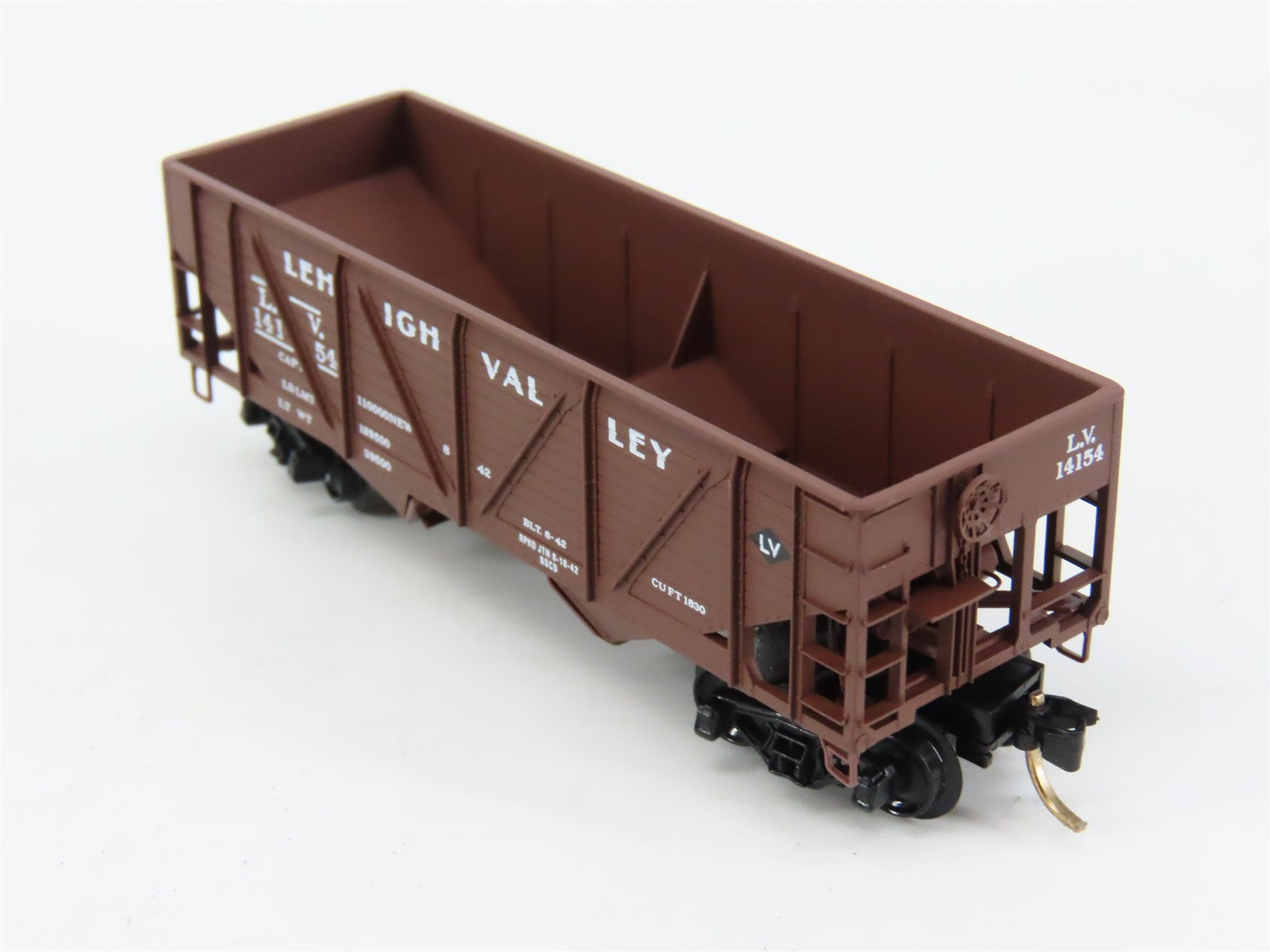N Scale Micro-Trains 57030 LV Lehigh Valley 33' 2-Bay Hopper 14154 RTR