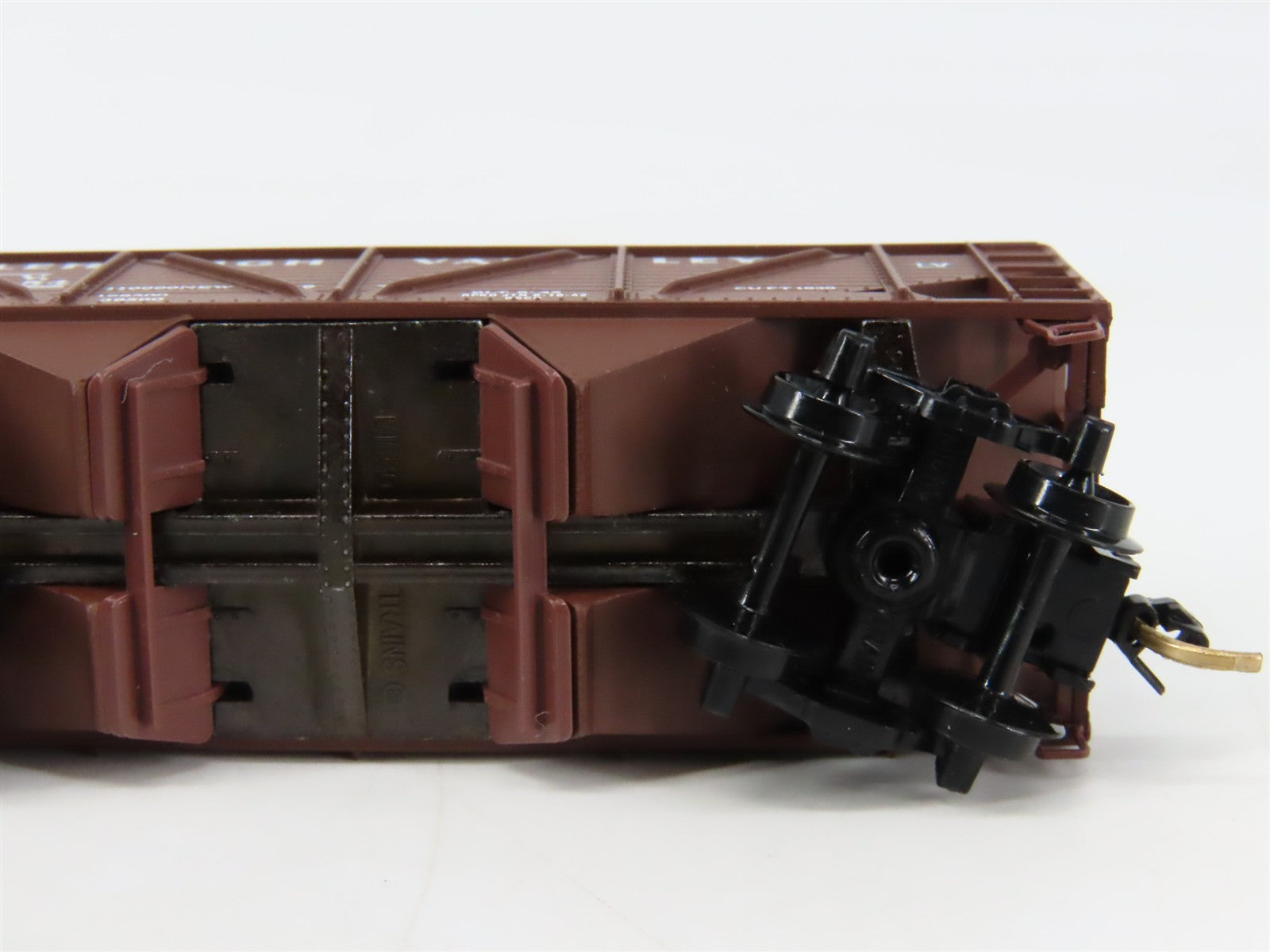N Scale Micro-Trains 57030 LV Lehigh Valley 33' 2-Bay Hopper 14154 RTR
