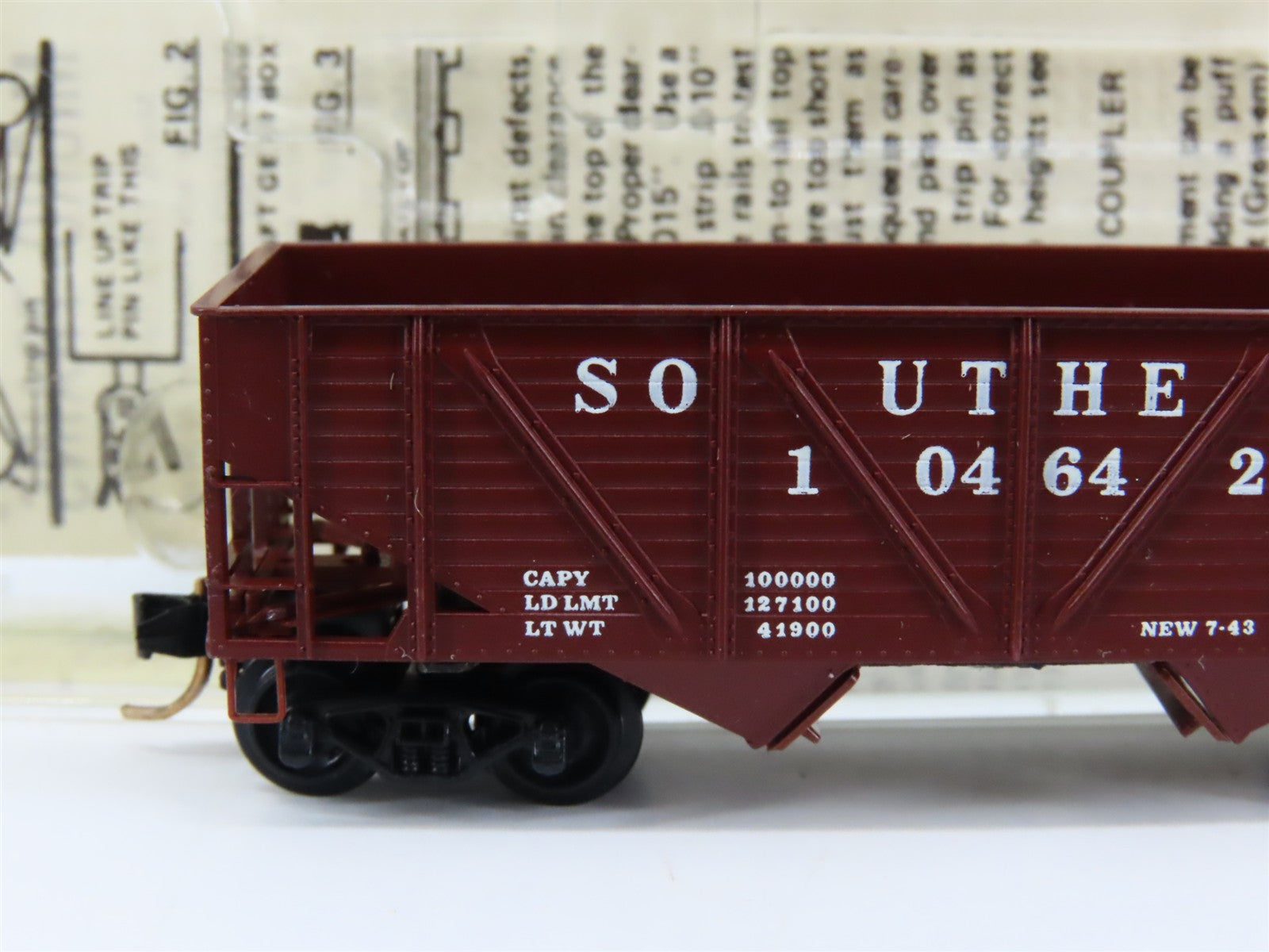 N Scale Micro-Trains 57040 SOU Southern 33' 2-Bay Composite Twin Hopper RTR