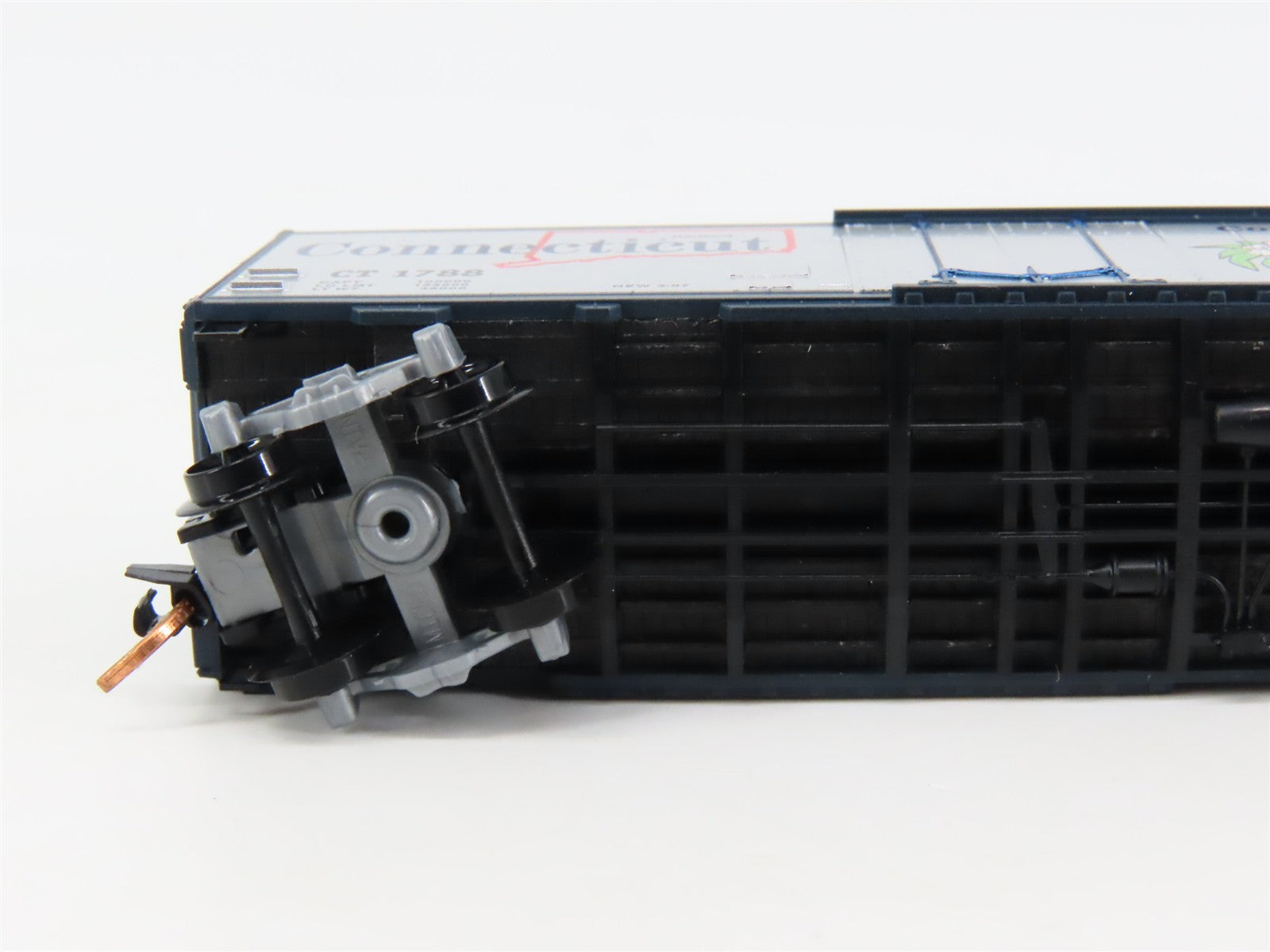 N Scale Micro-Trains 02100412 CT Connecticut 40' Plug Door Box Car 1788 RTR