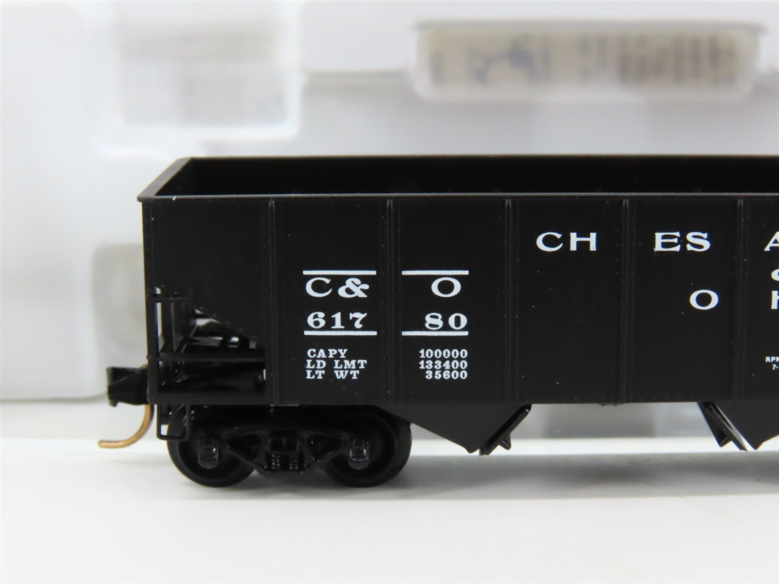 N Kadee Micro-Trains MTL 56220 C&O Chesapeake & Ohio 33' 2-Bay Hopper 61780 RTR