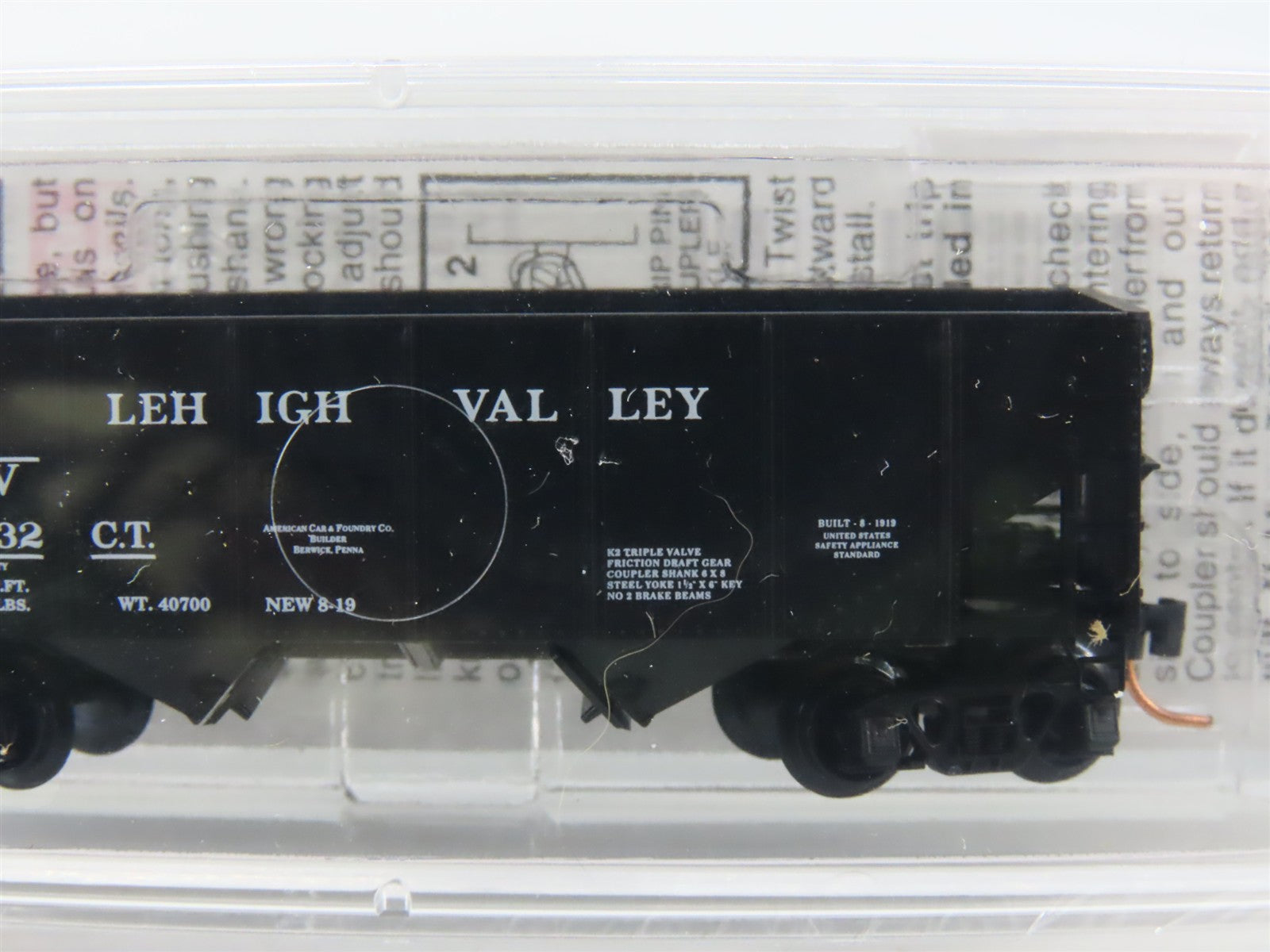 N Scale Micro-Trains 56330 LV Lehigh Valley 33' 2-Bay Hopper 27432 RTR
