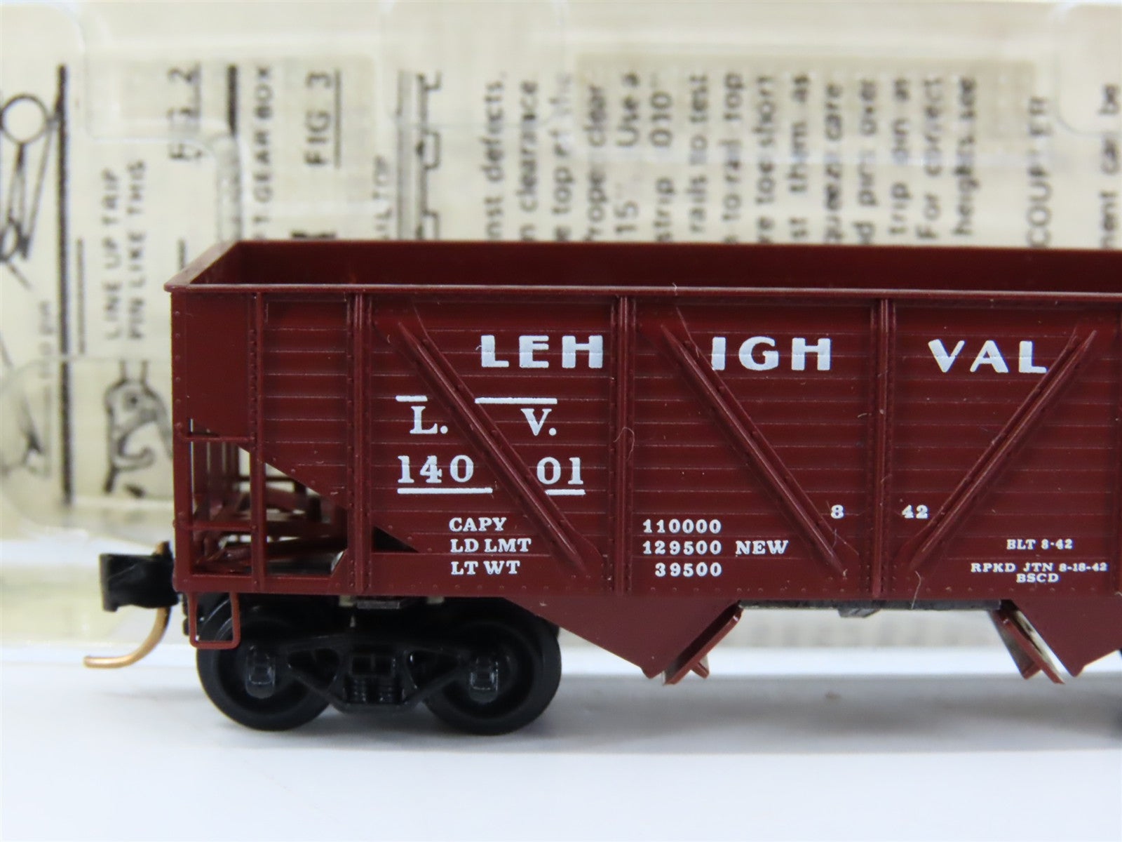 N Scale Micro-Trains 57030 LV Lehigh Valley 33' 2-Bay Composite Twin Hopper RTR