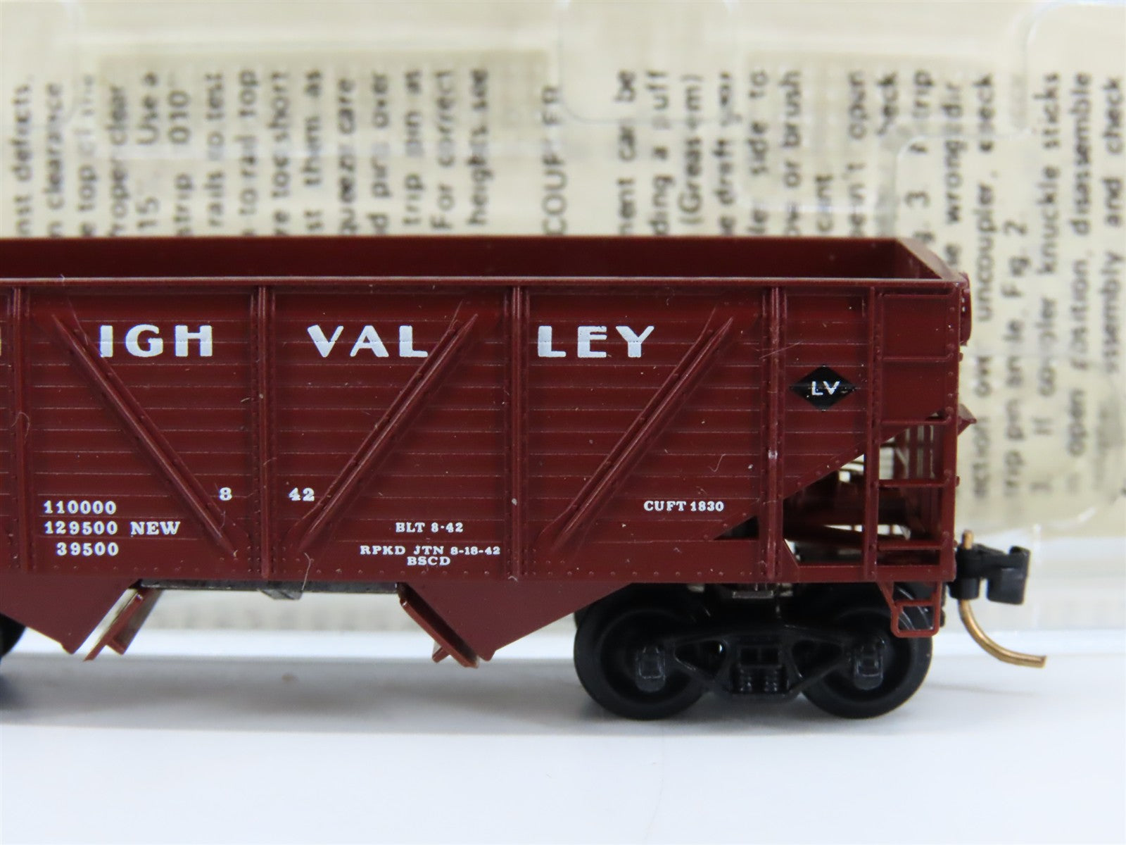 N Scale Micro-Trains 57030 LV Lehigh Valley 33' 2-Bay Composite Twin Hopper RTR