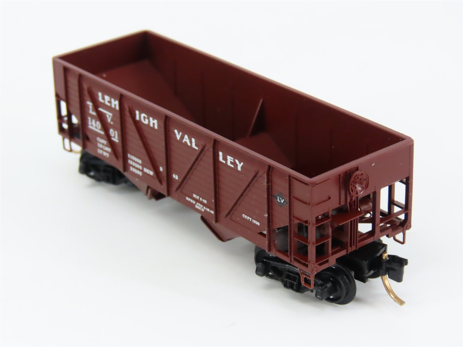 N Scale Micro-Trains 57030 LV Lehigh Valley 33' 2-Bay Composite Twin Hopper RTR