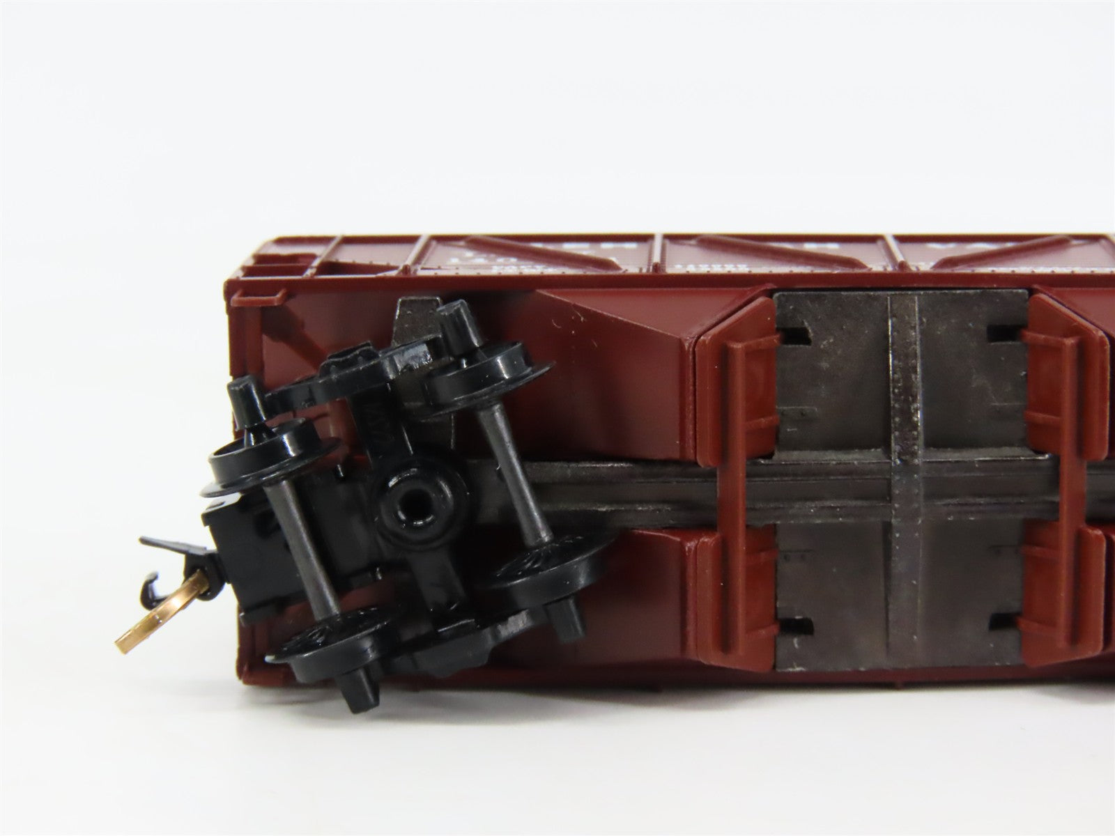 N Scale Micro-Trains 57030 LV Lehigh Valley 33' 2-Bay Composite Twin Hopper RTR