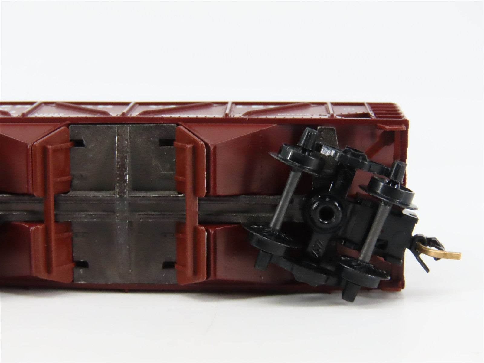 N Scale Micro-Trains 57030 LV Lehigh Valley 33' 2-Bay Composite Twin Hopper RTR
