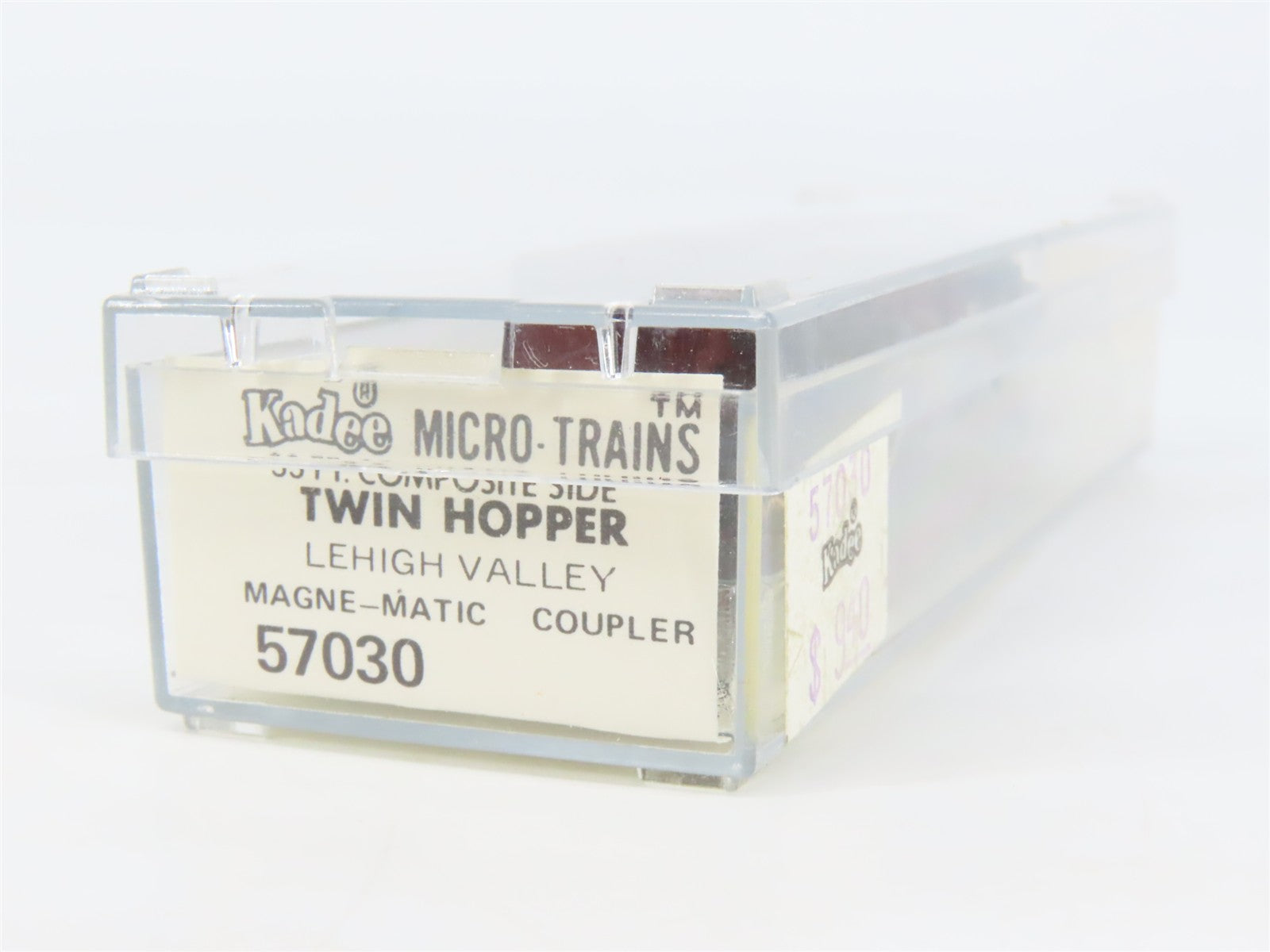 N Scale Micro-Trains 57030 LV Lehigh Valley 33' 2-Bay Composite Twin Hopper RTR