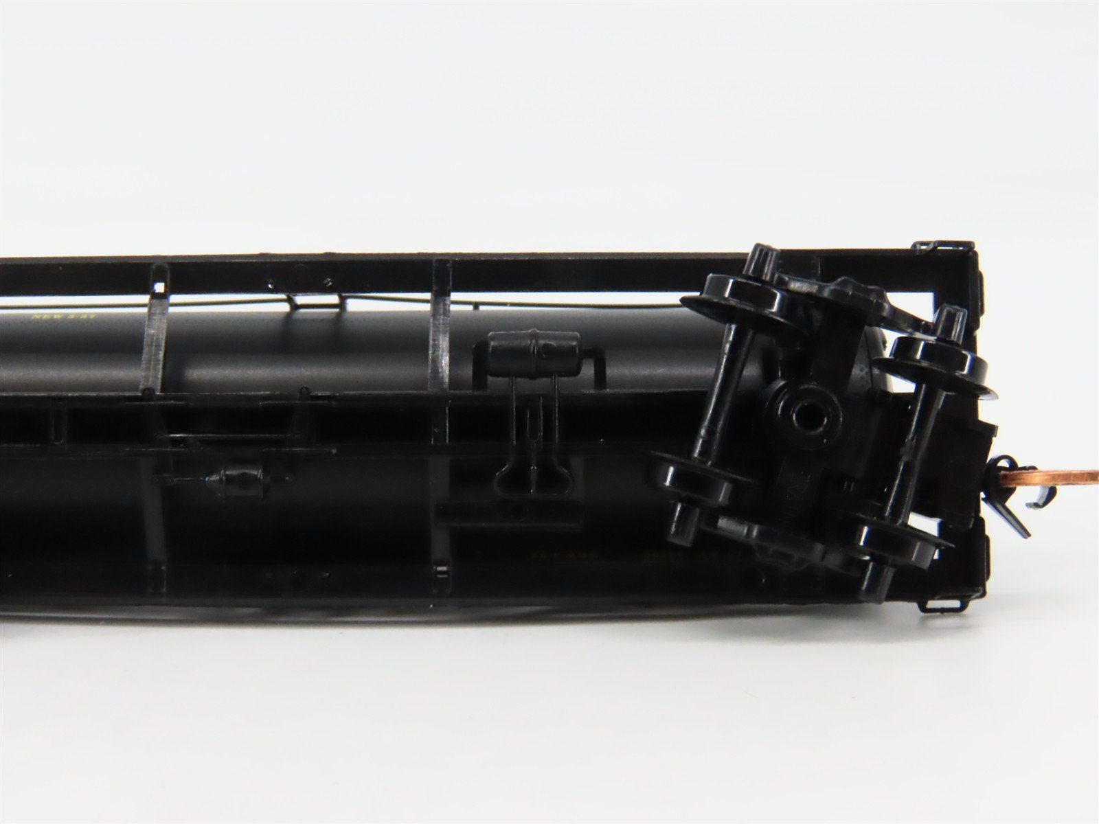 N Scale Micro-Trains 65060 UTLX Union Tank Car 39' Single Dome Tank Car 8533 RTR